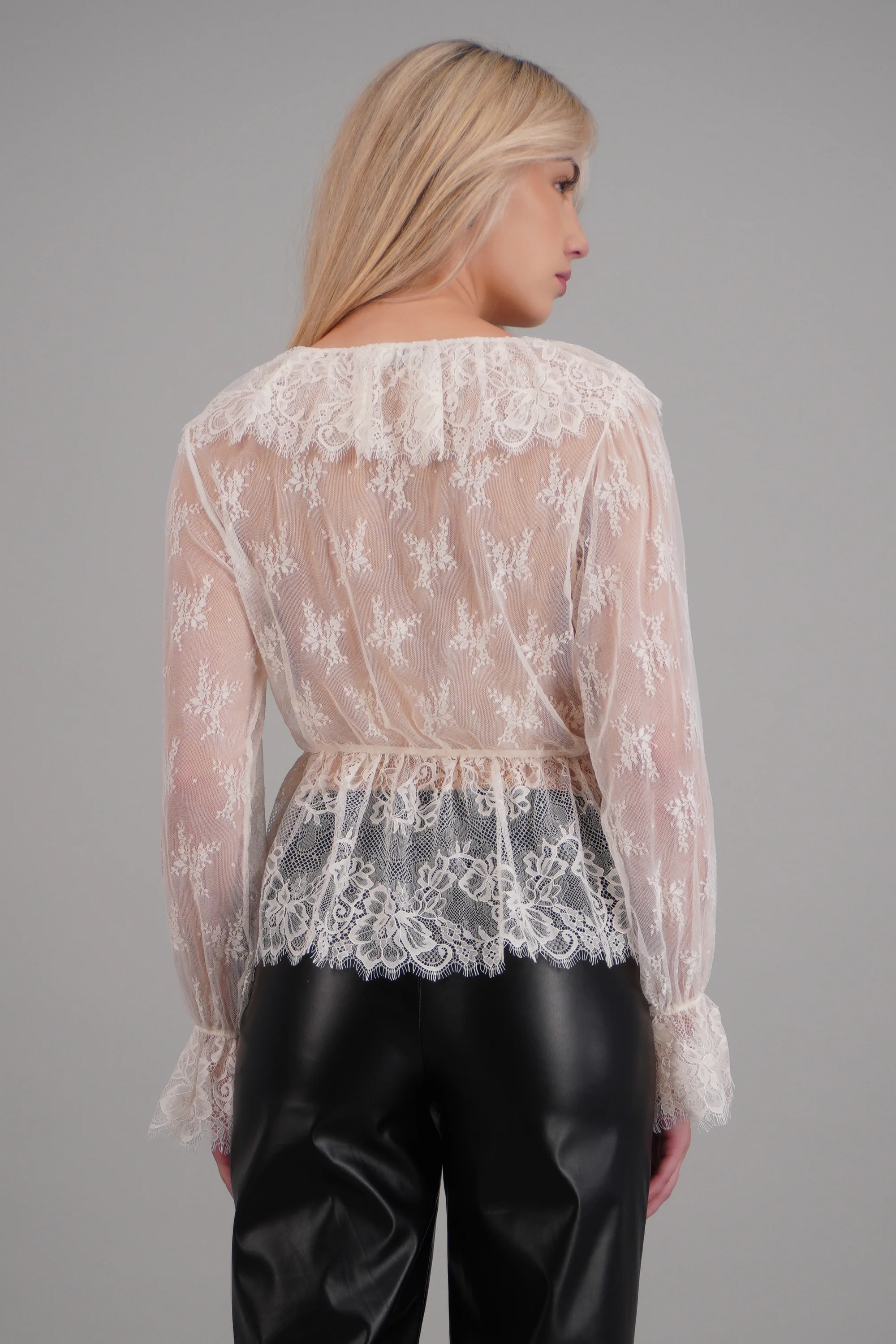 Blusa de encaje manga larga - Image 4