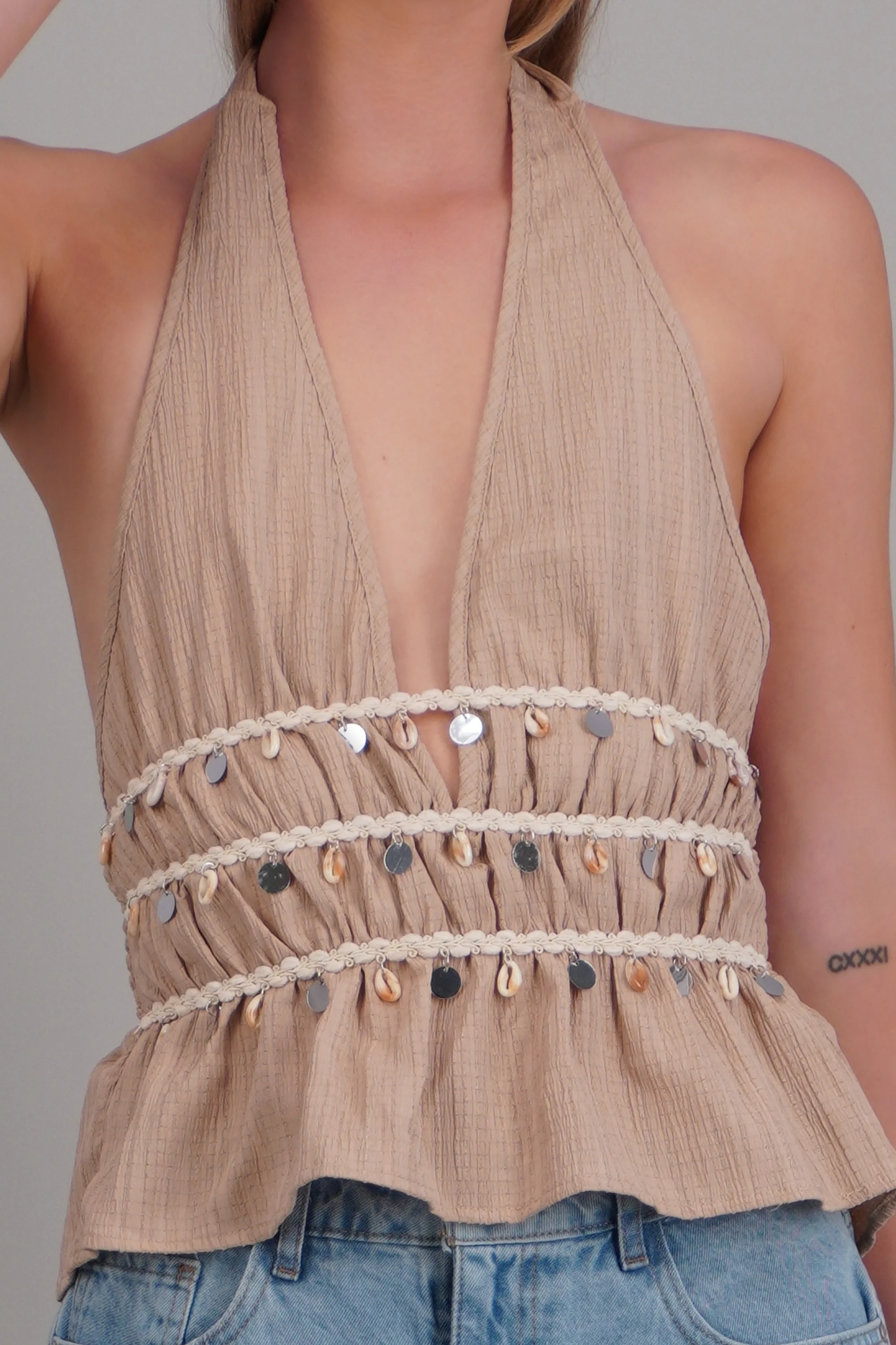 Blusa halter detalle conchas - Image 5