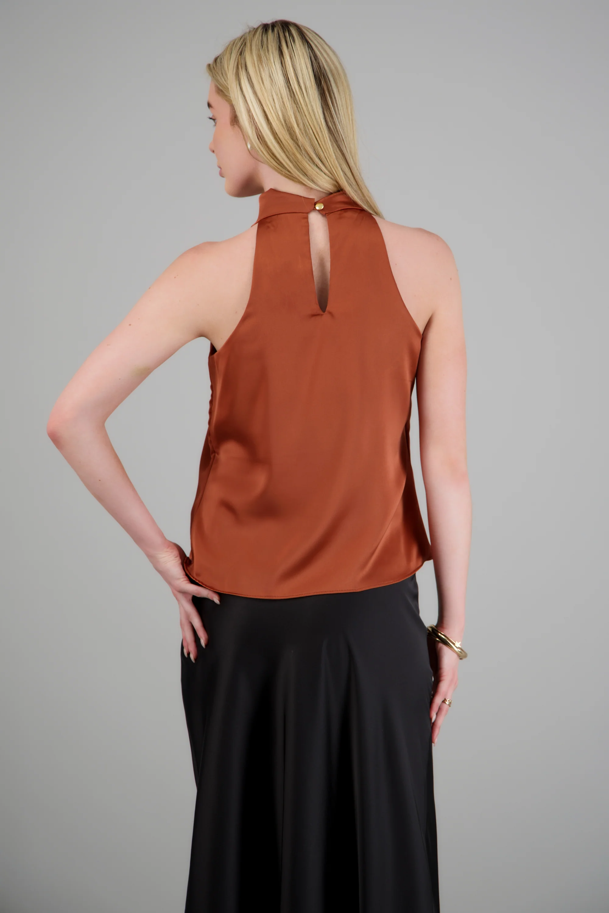Blusa halter satin detalle hebilla irregular - Image 4