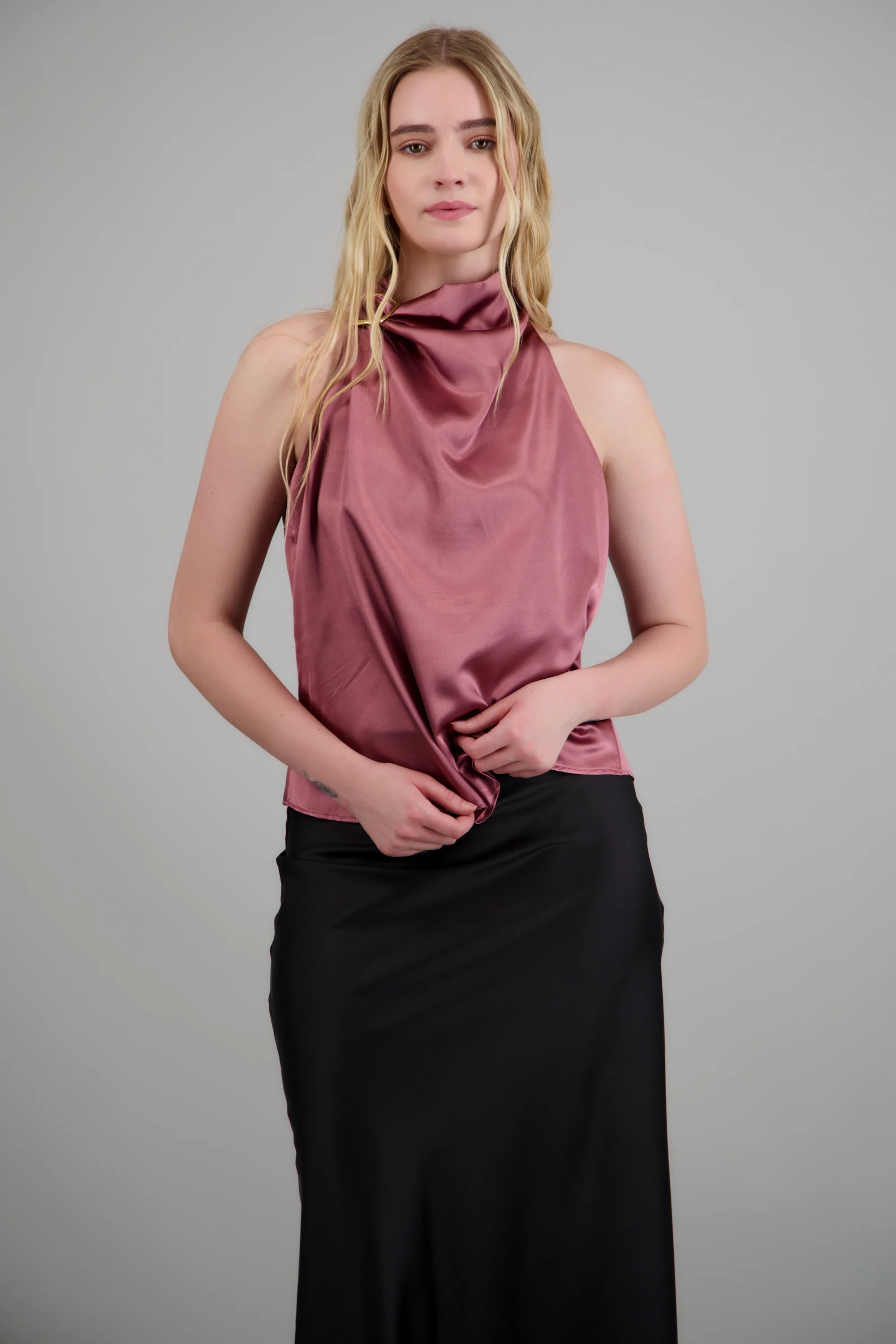 Blusa halter satin detalle hebilla irregular
