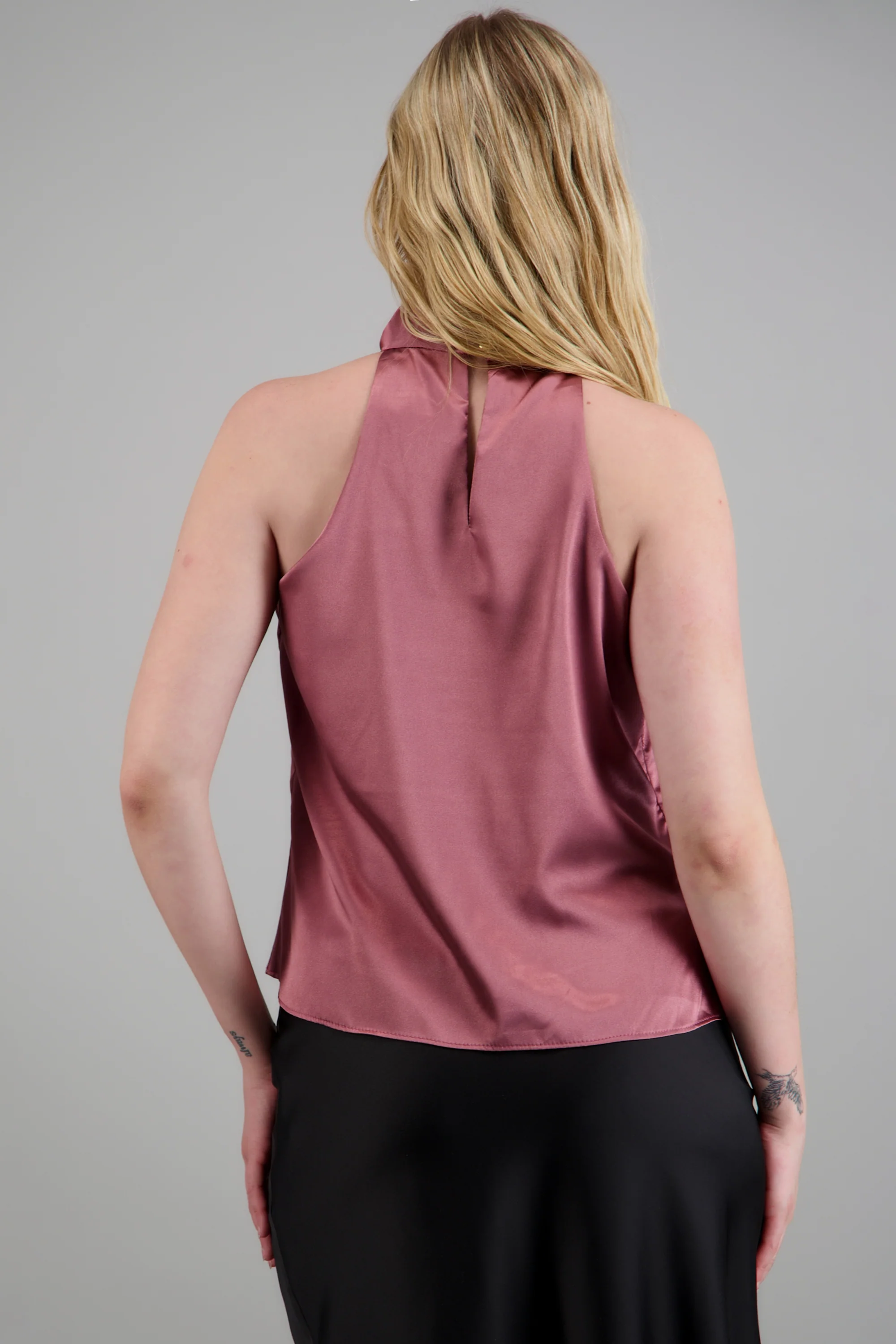 Blusa halter satin detalle hebilla irregular - Image 4