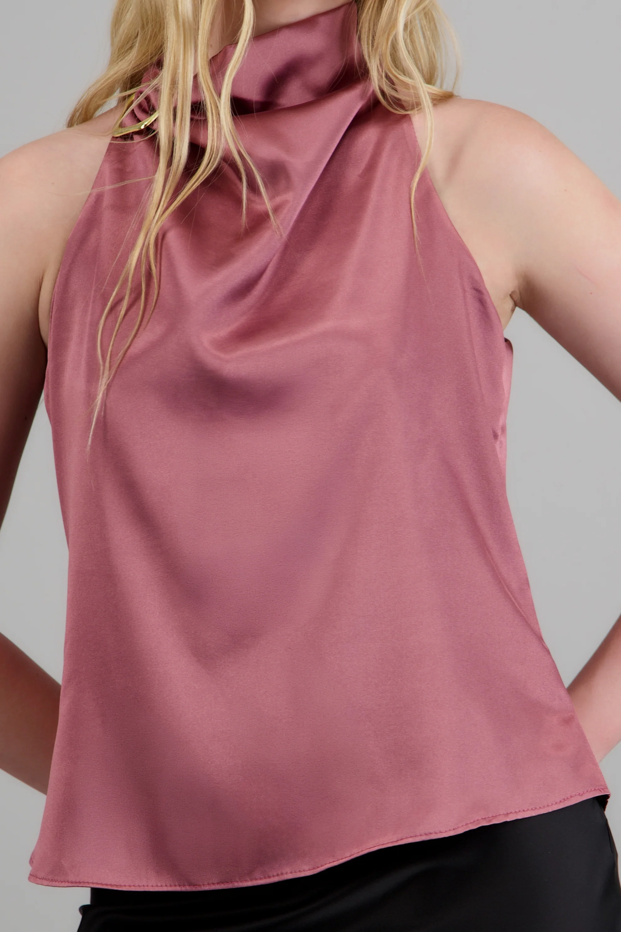 Blusa halter satin detalle hebilla irregular - Image 5