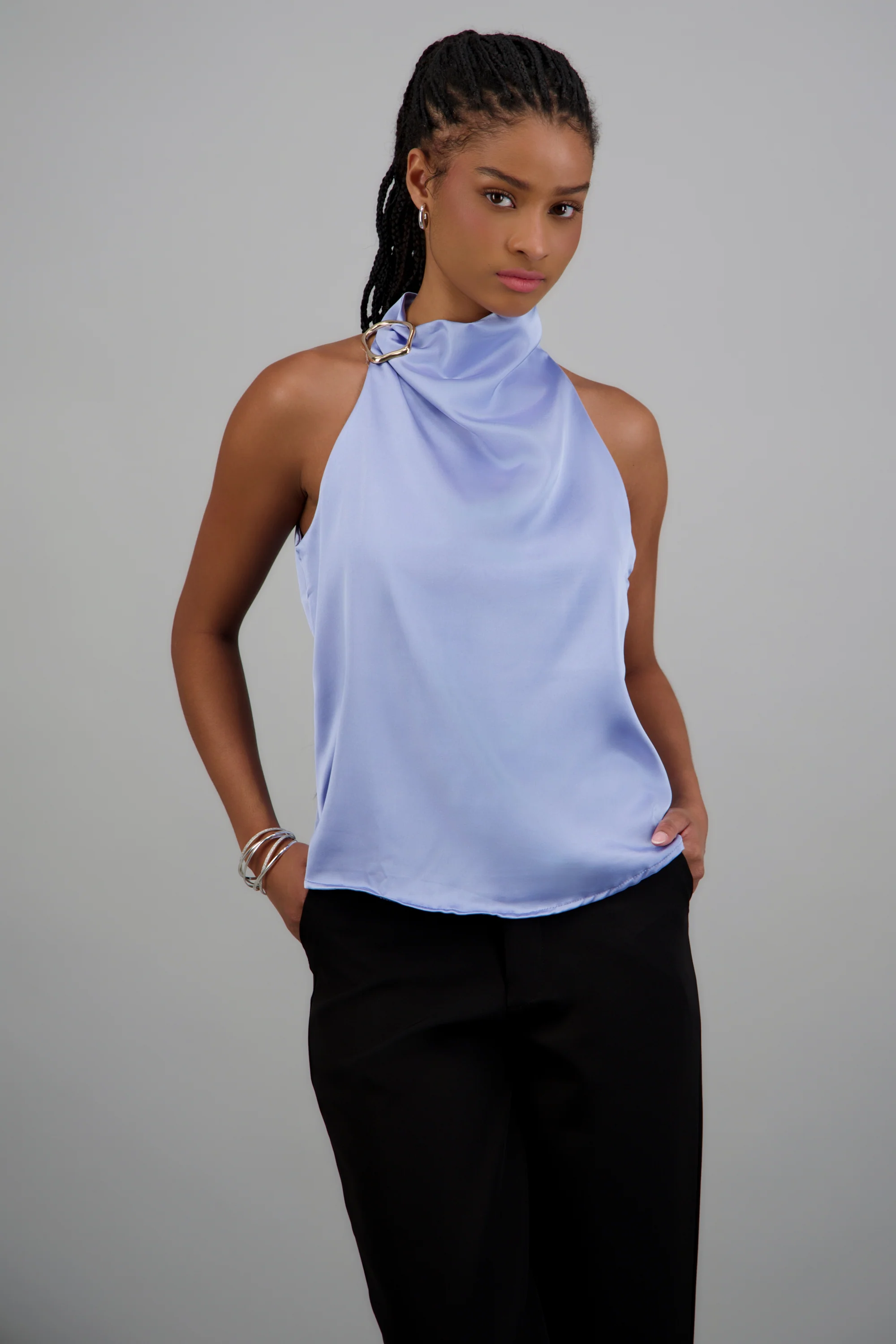 Blusa halter satin detalle hebilla irregular