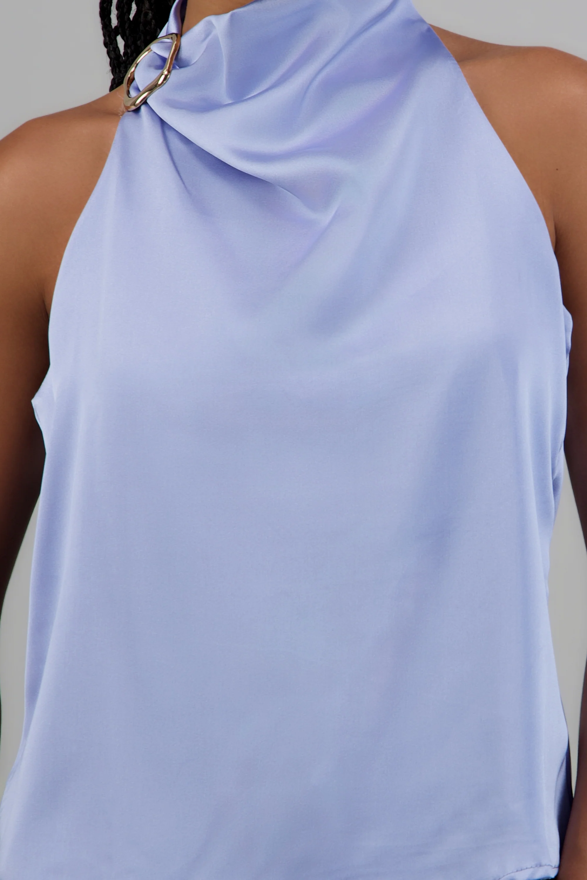 Blusa halter satin detalle hebilla irregular - Image 5