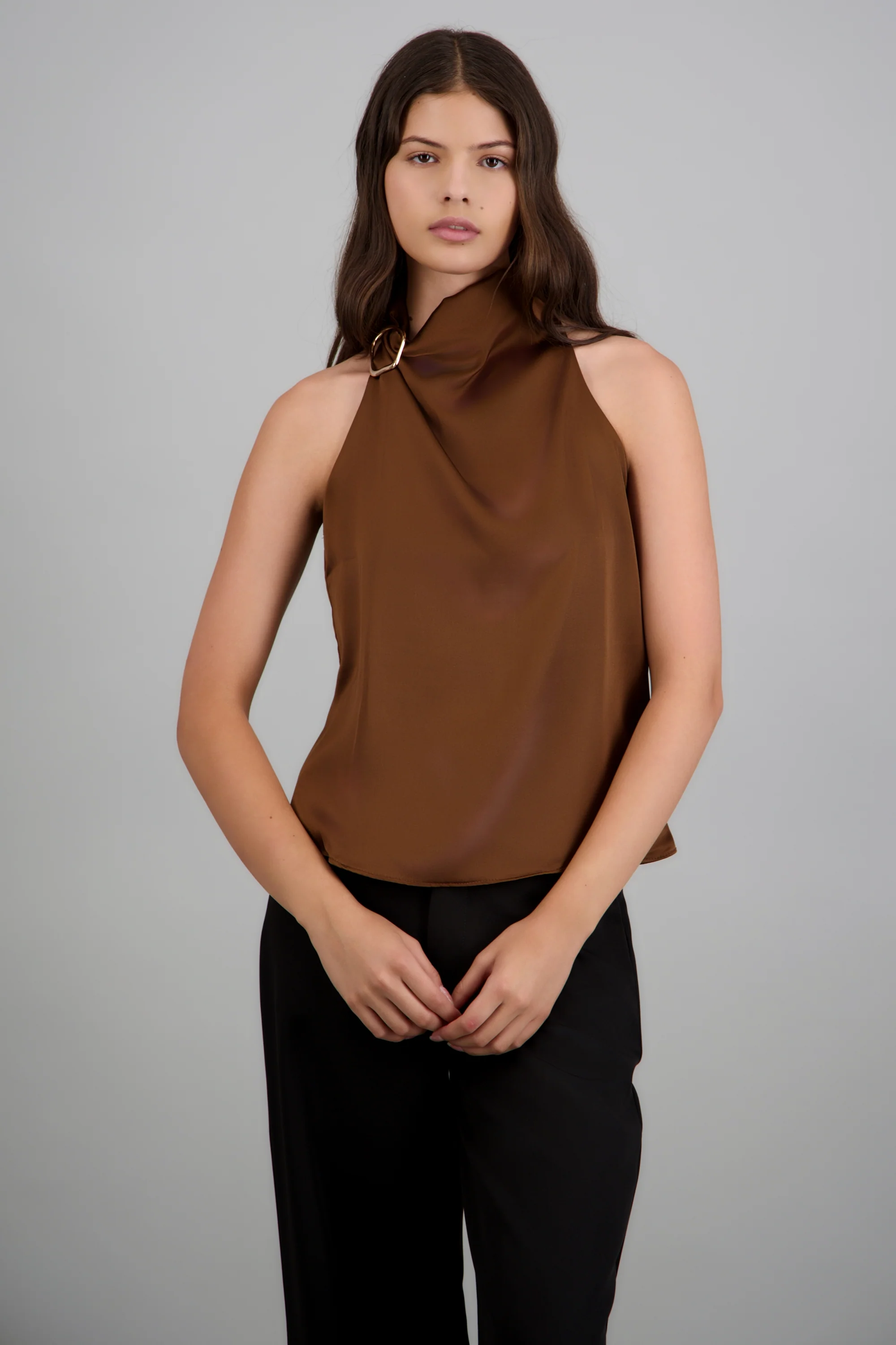 Blusa halter satin detalle hebilla irregular