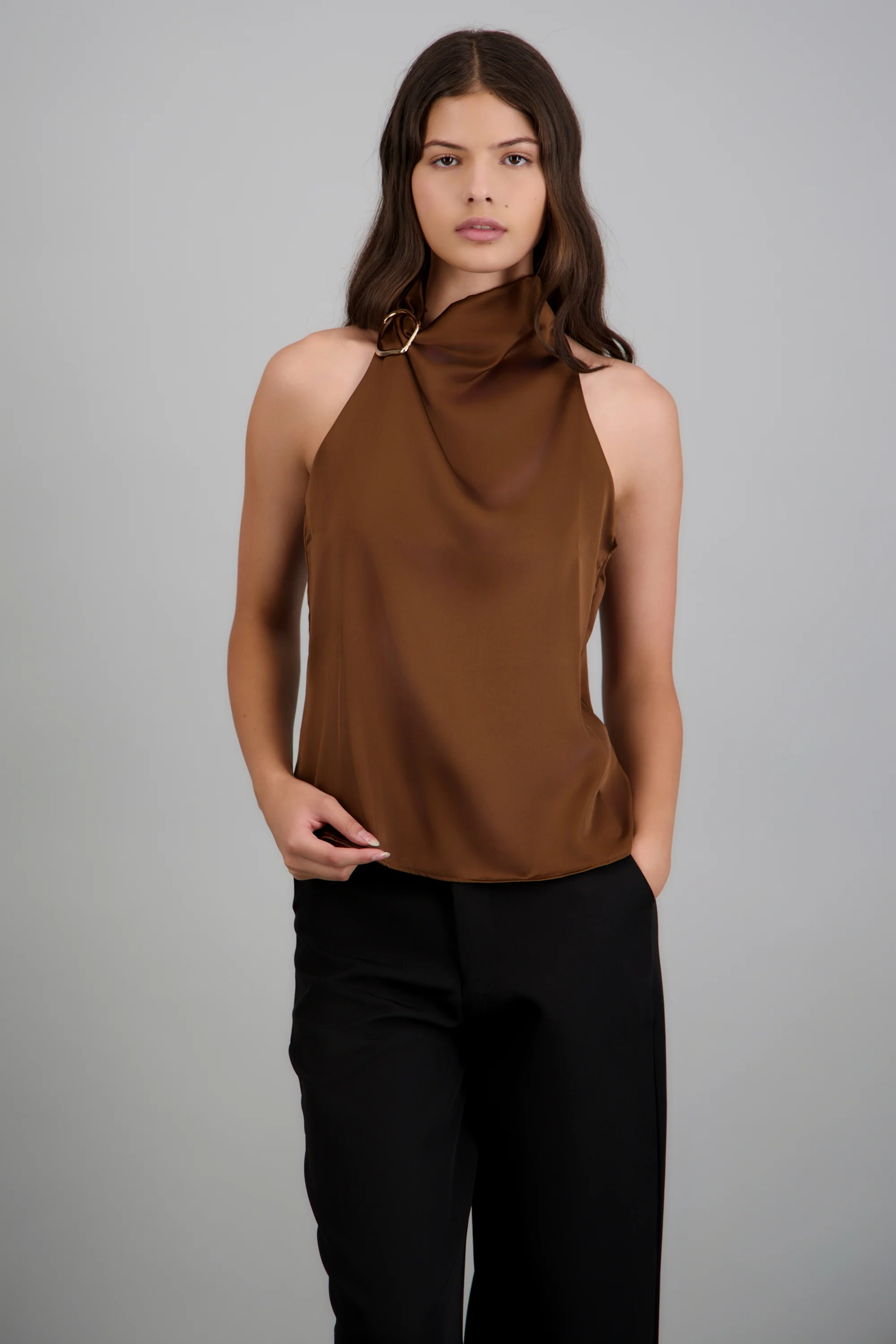 Blusa halter satin detalle hebilla irregular - Image 3