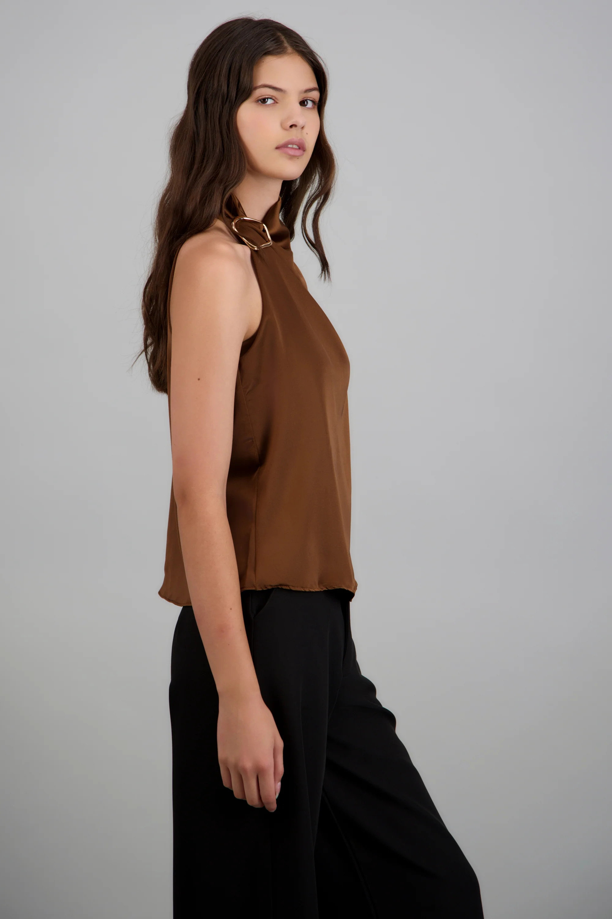Blusa halter satin detalle hebilla irregular - Image 4