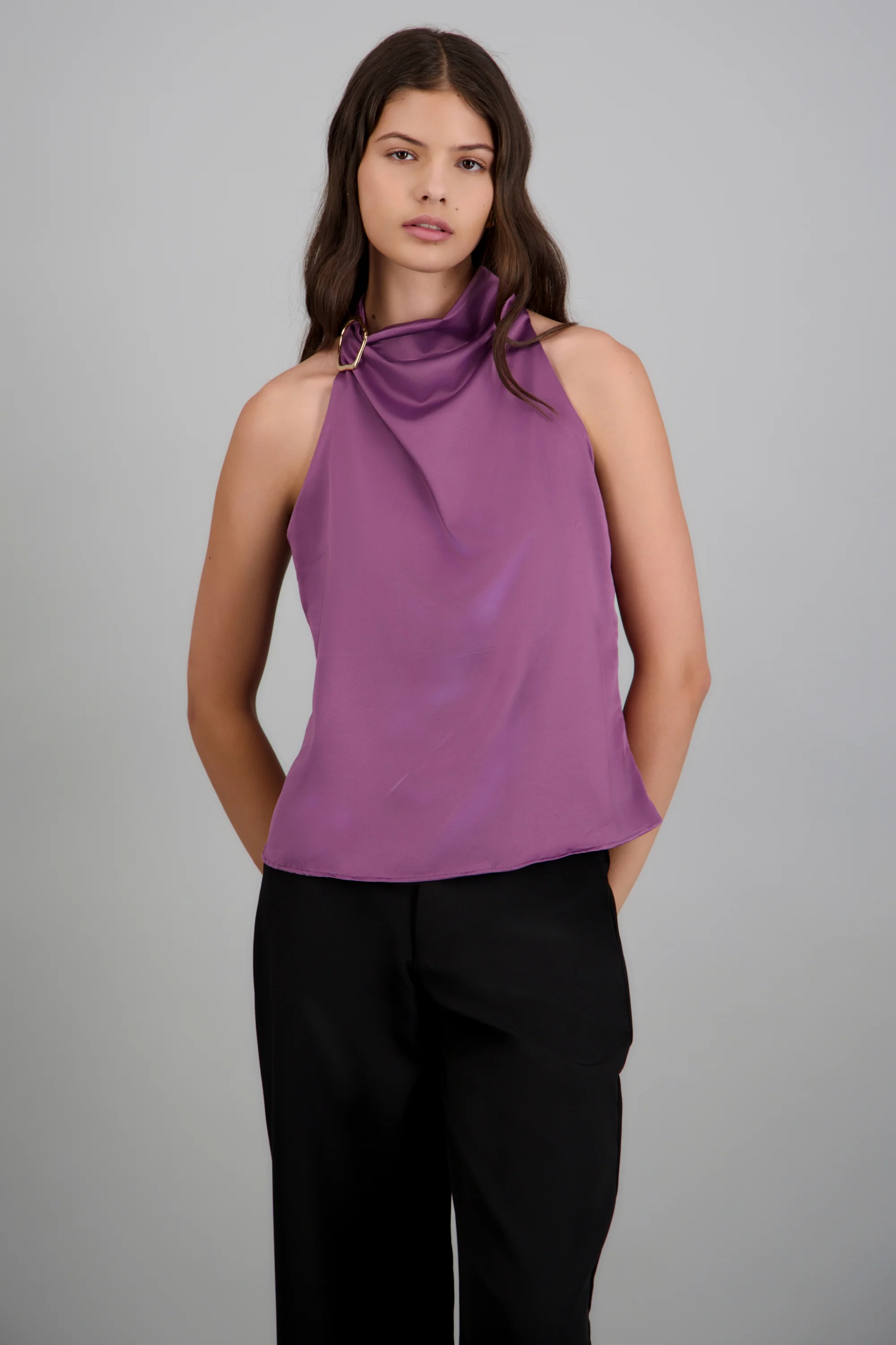 Blusa halter satin detalle hebilla irregular