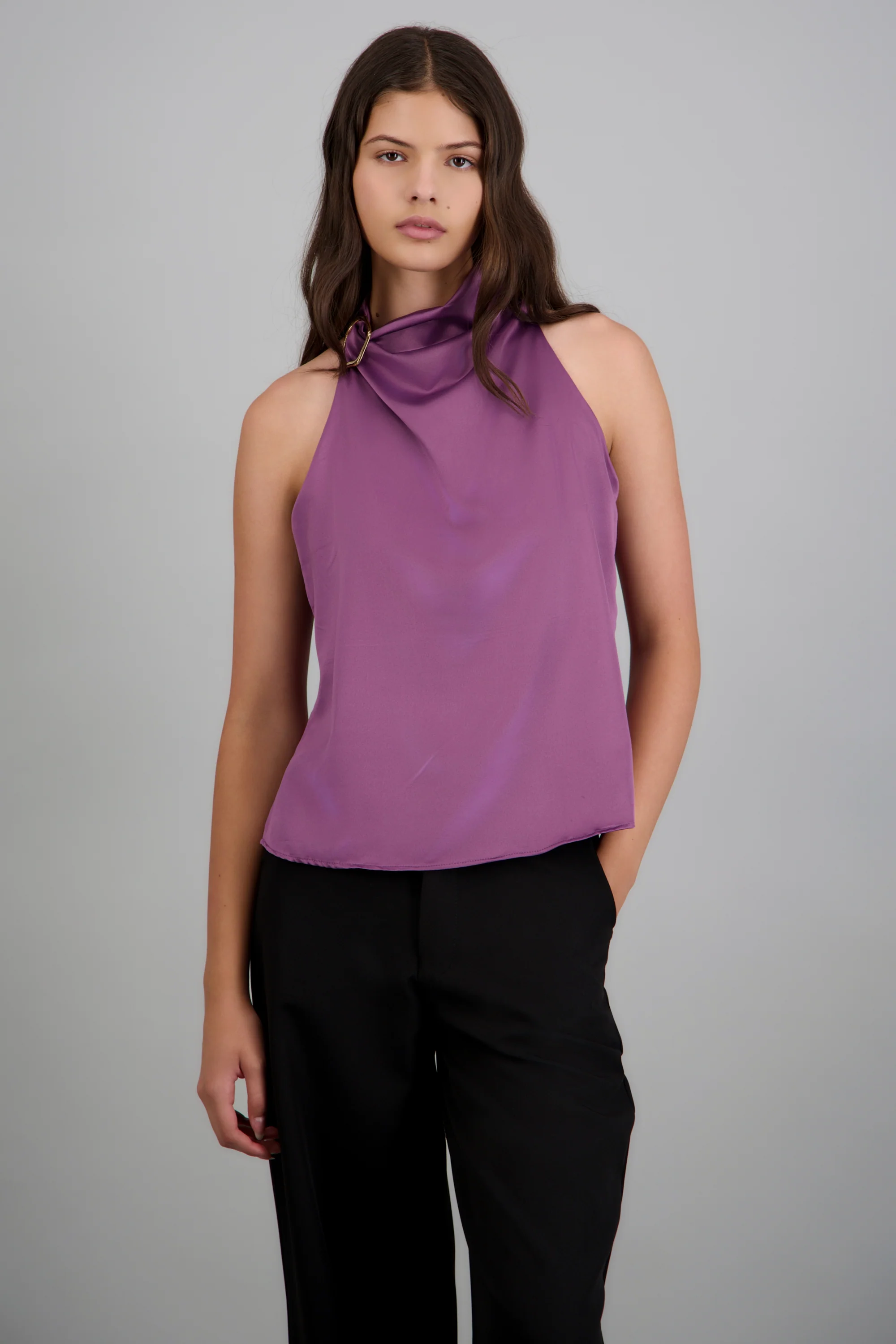 Blusa halter satin detalle hebilla irregular - Image 3