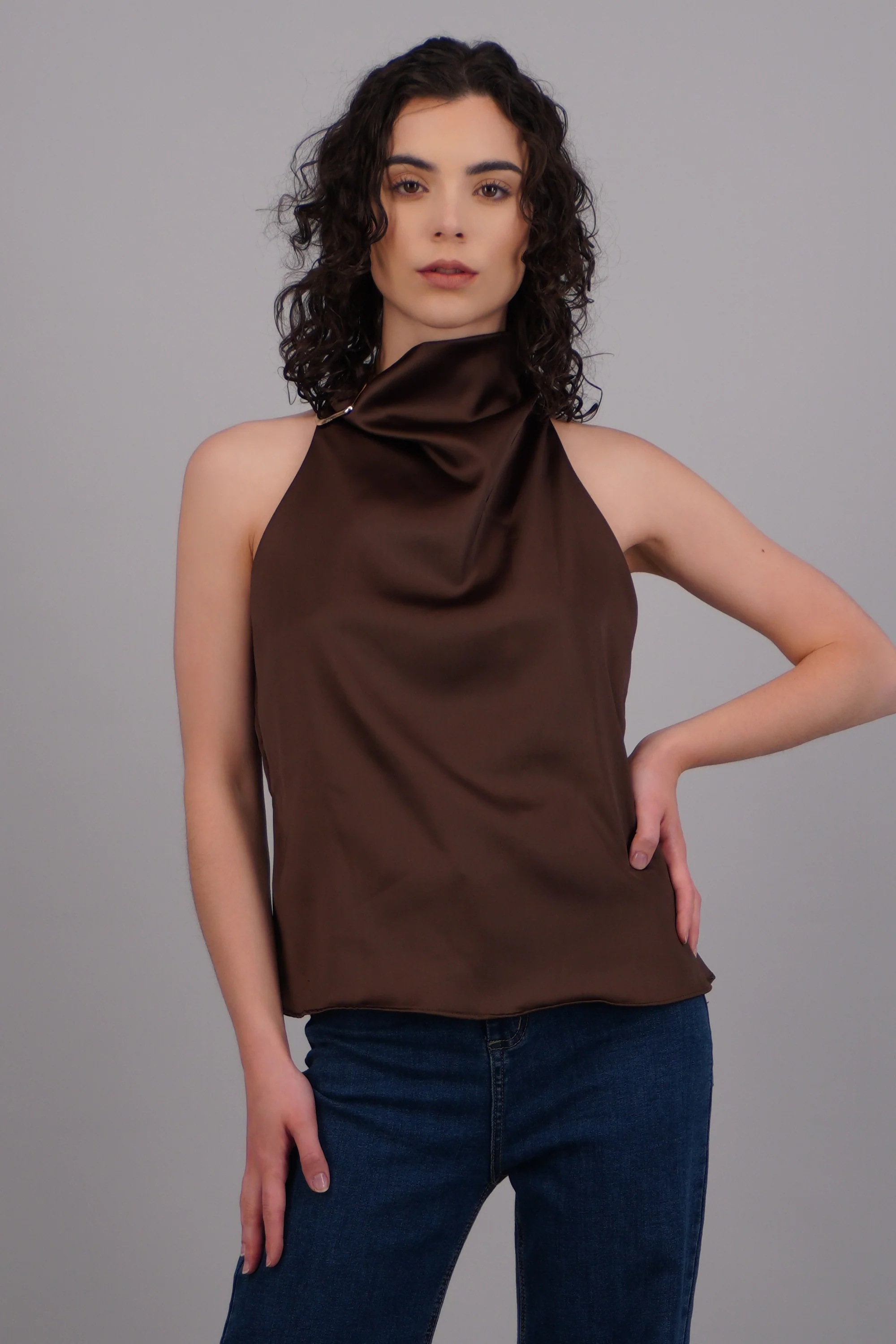 Blusa halter satin detalle hebilla irregular - Image 3