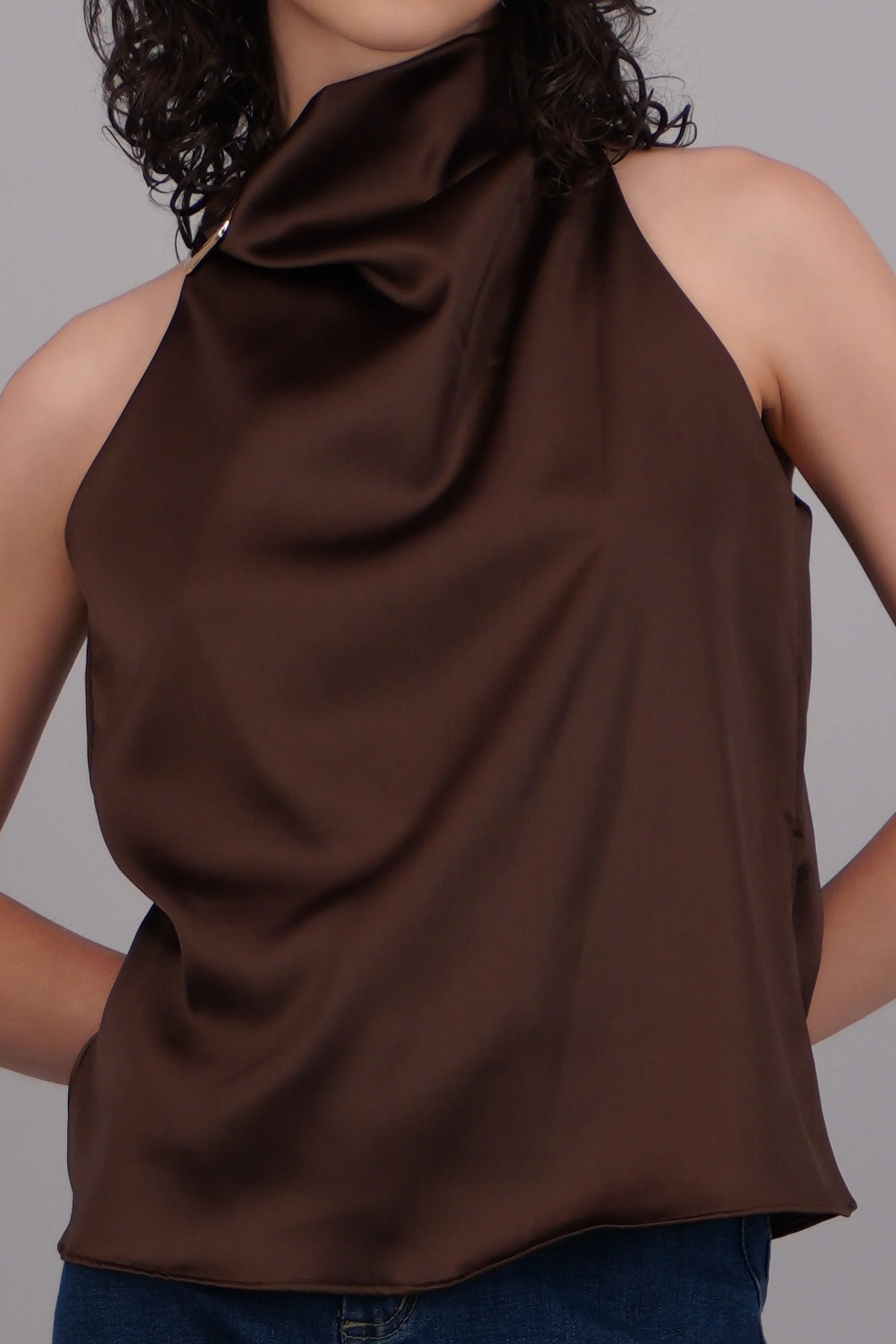 Blusa halter satin detalle hebilla irregular - Image 5