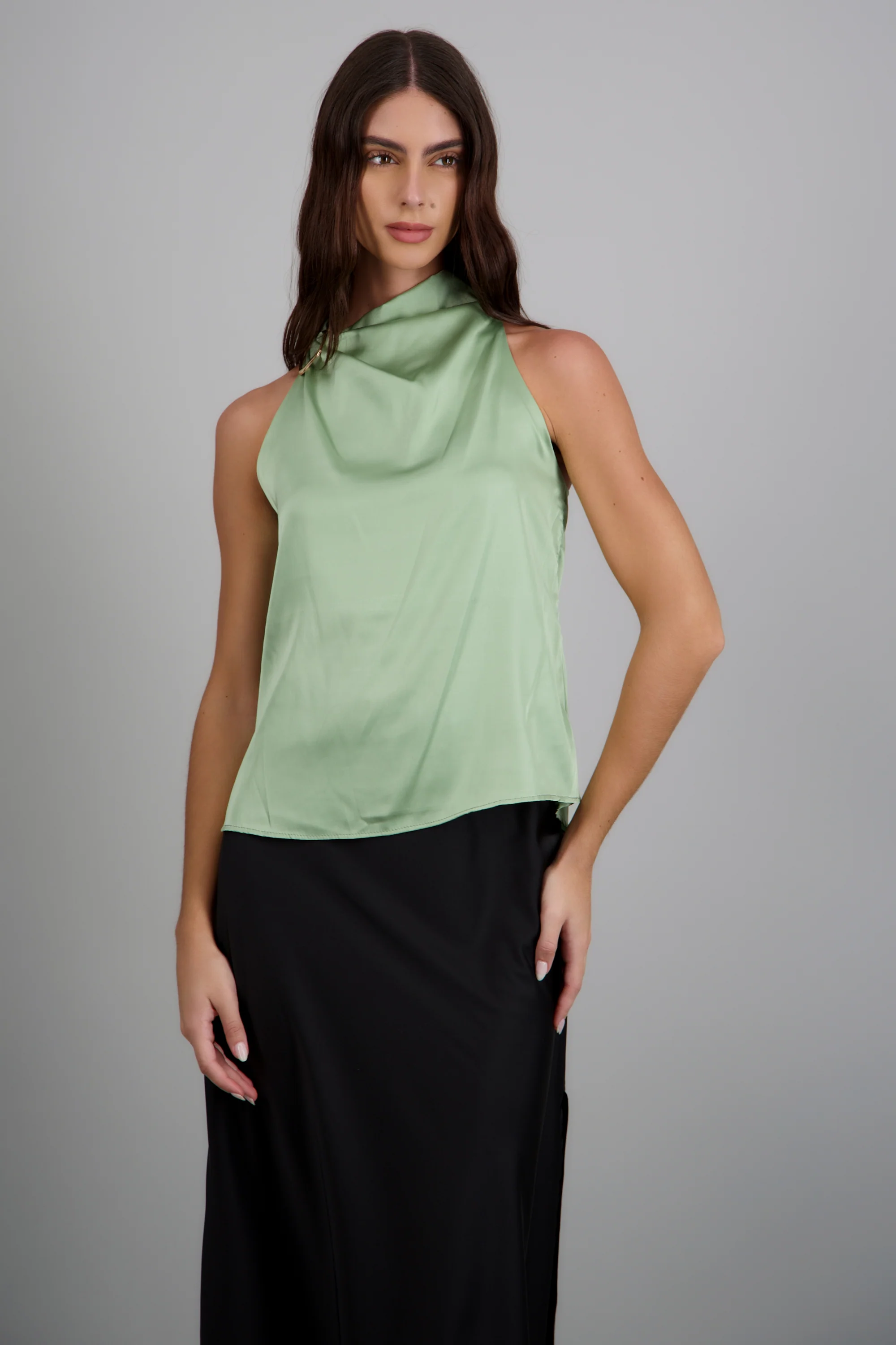 Blusa halter satin detalle hebilla irregular