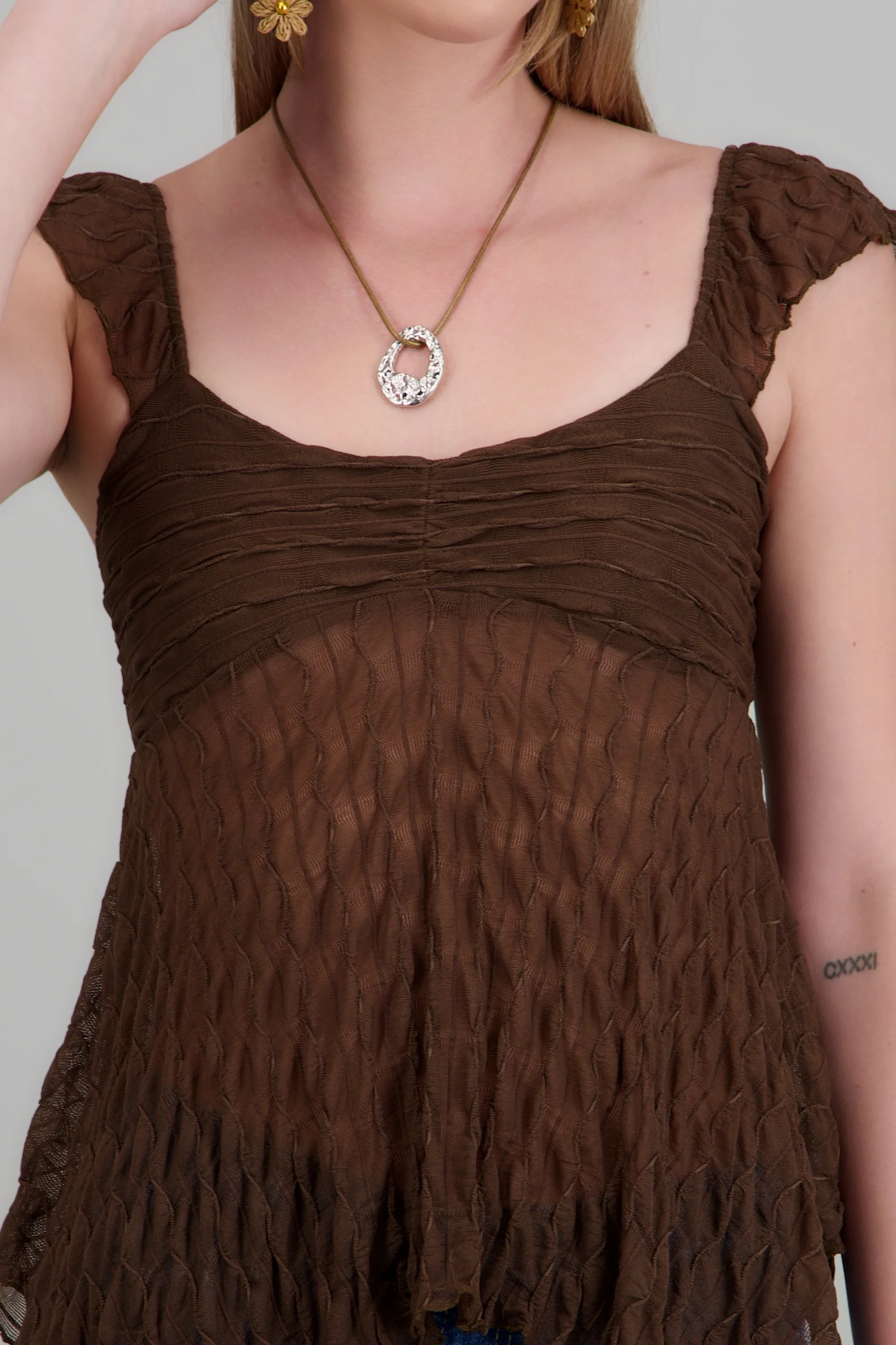 Blusa sin manga asimetrica con textura - Image 5