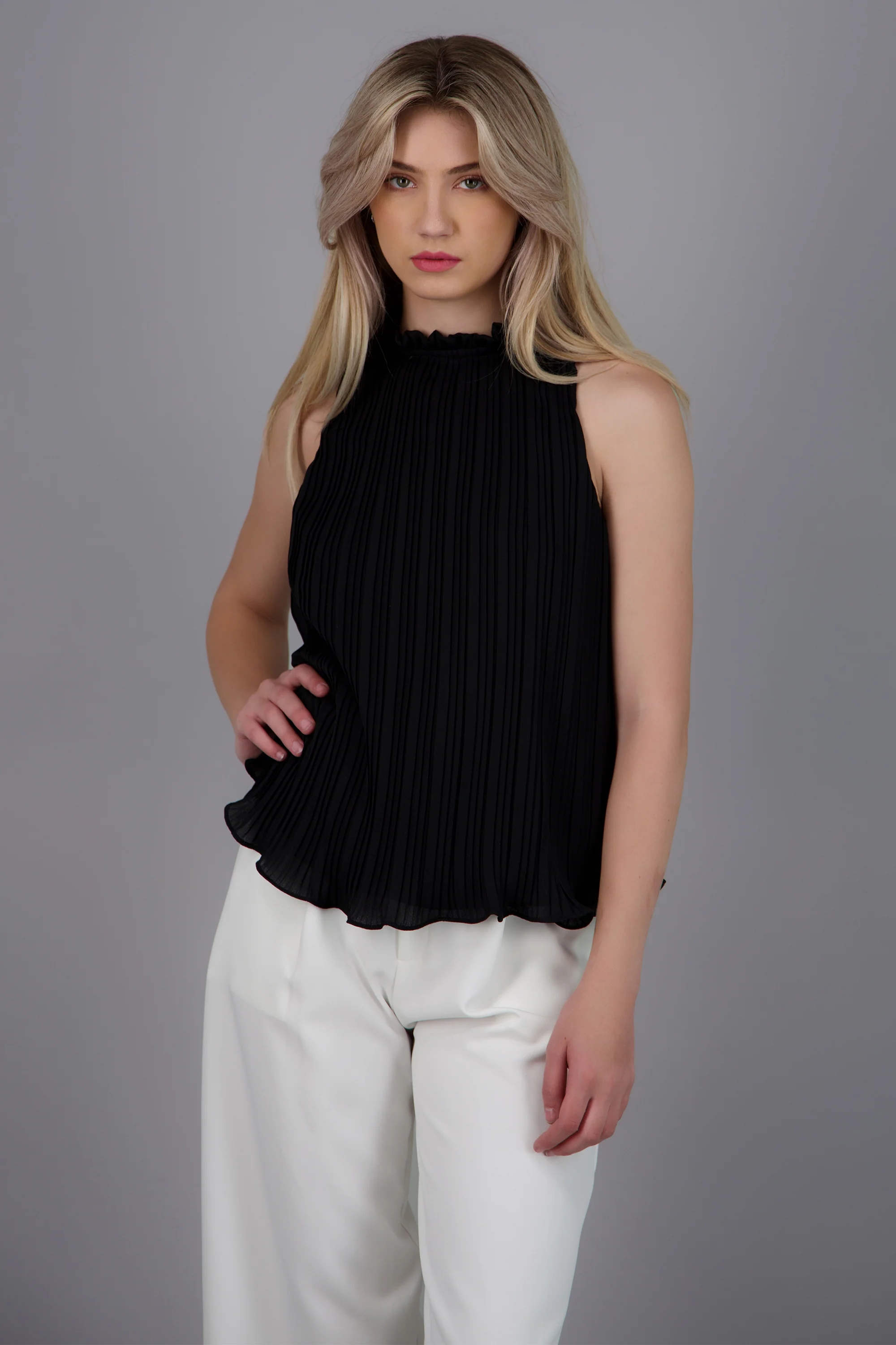 Blusa sin mangas plisada cuello alto - Image 5