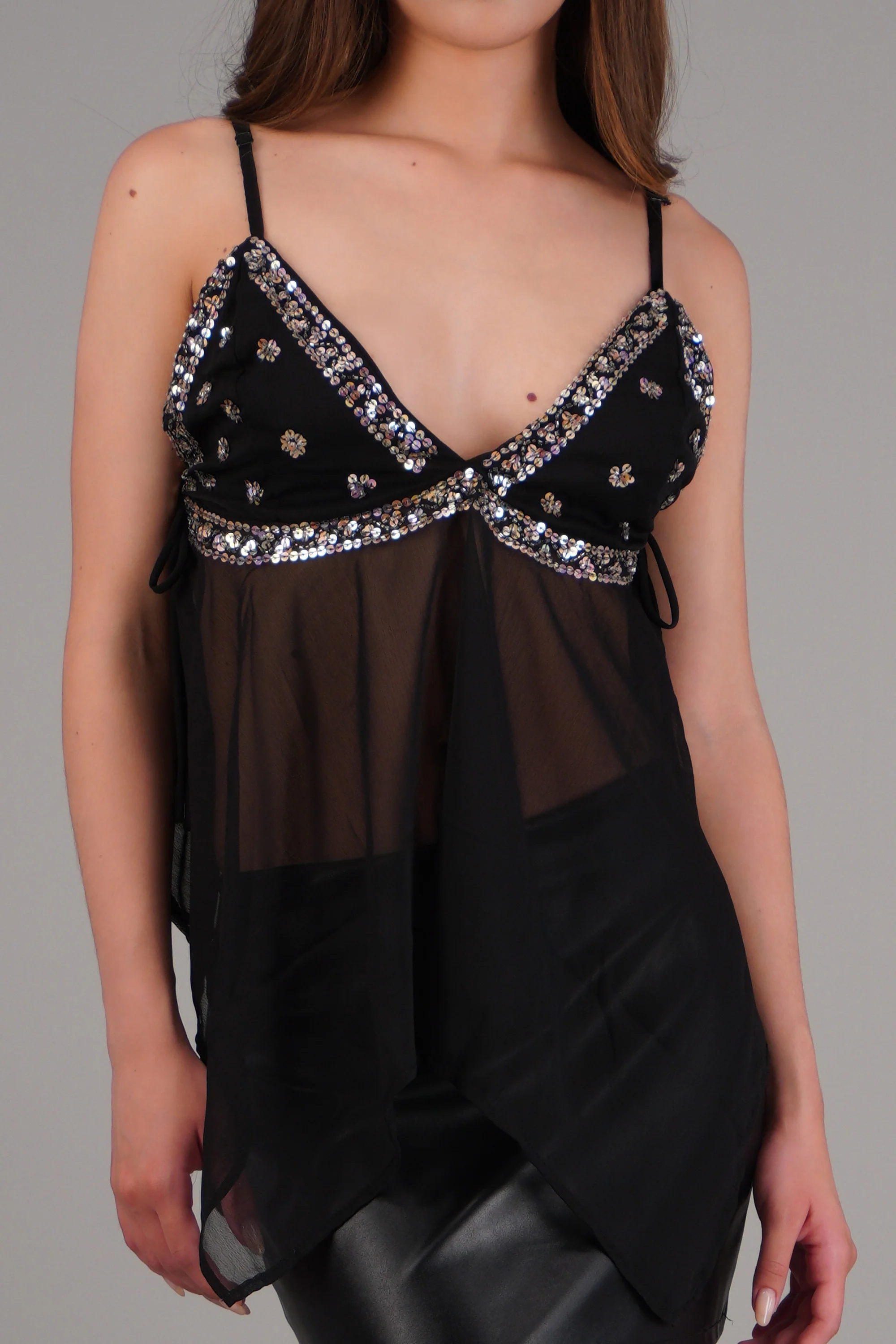 Blusa tirantes asimétrico con brillos - Image 5