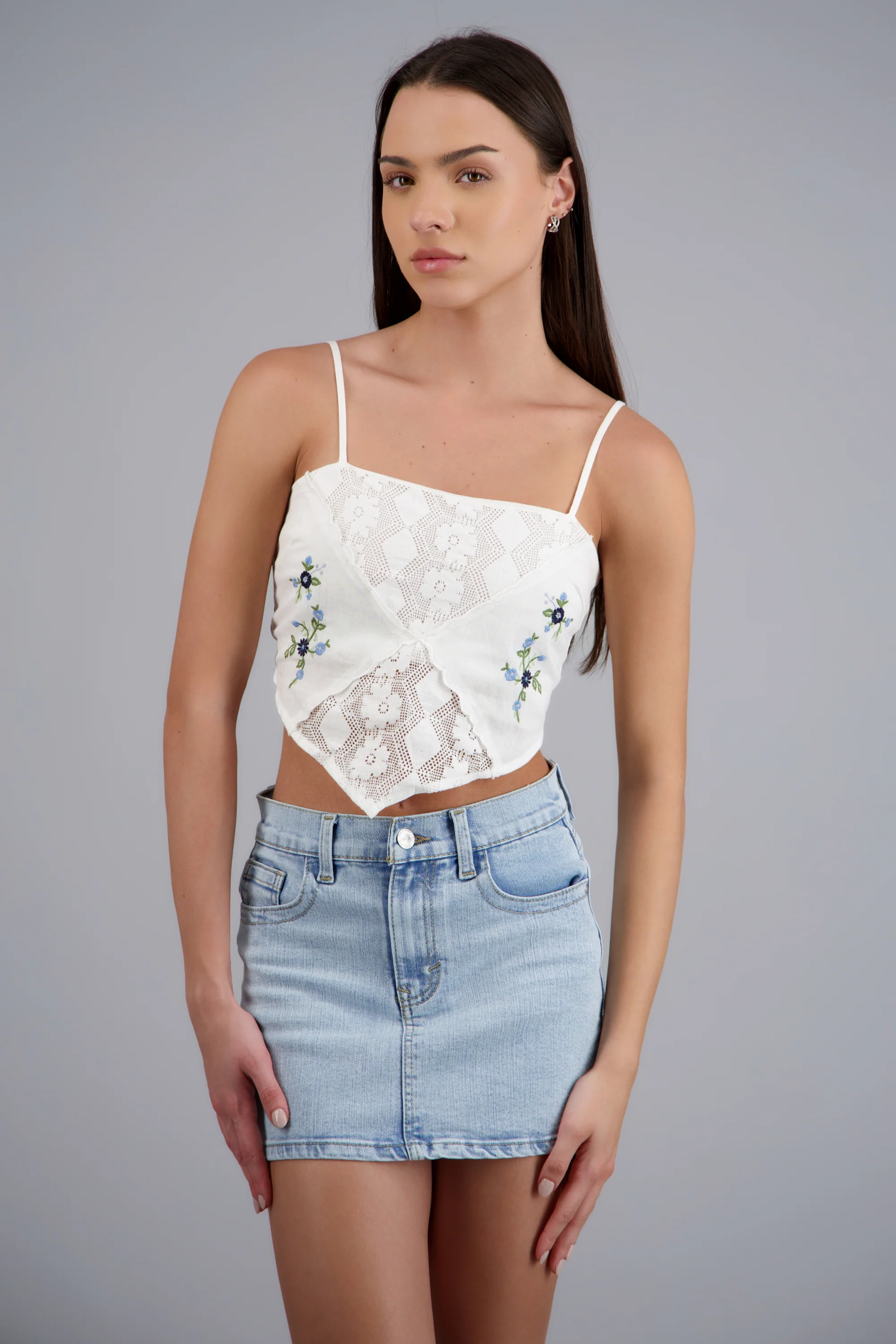 Blusa tirantes bordado encaje