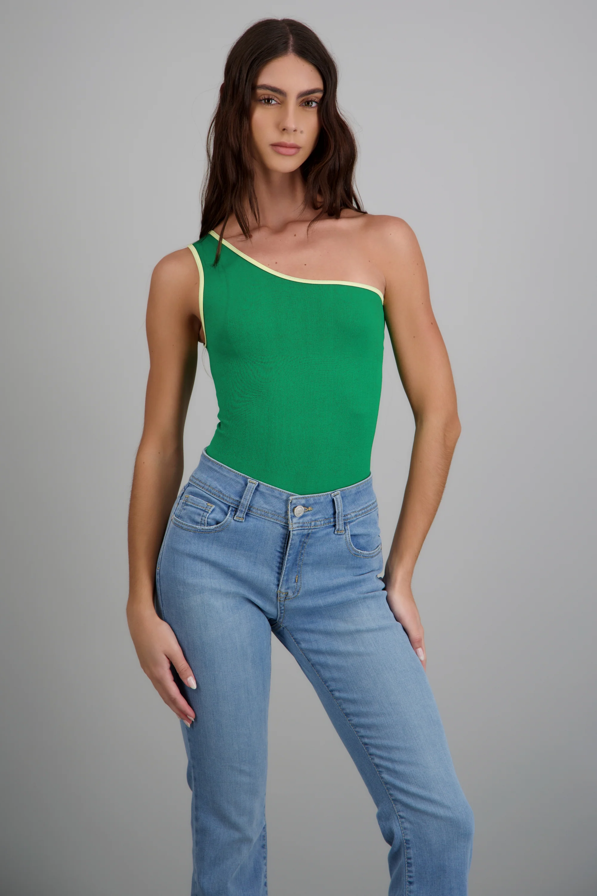 Body asimetrico tirante