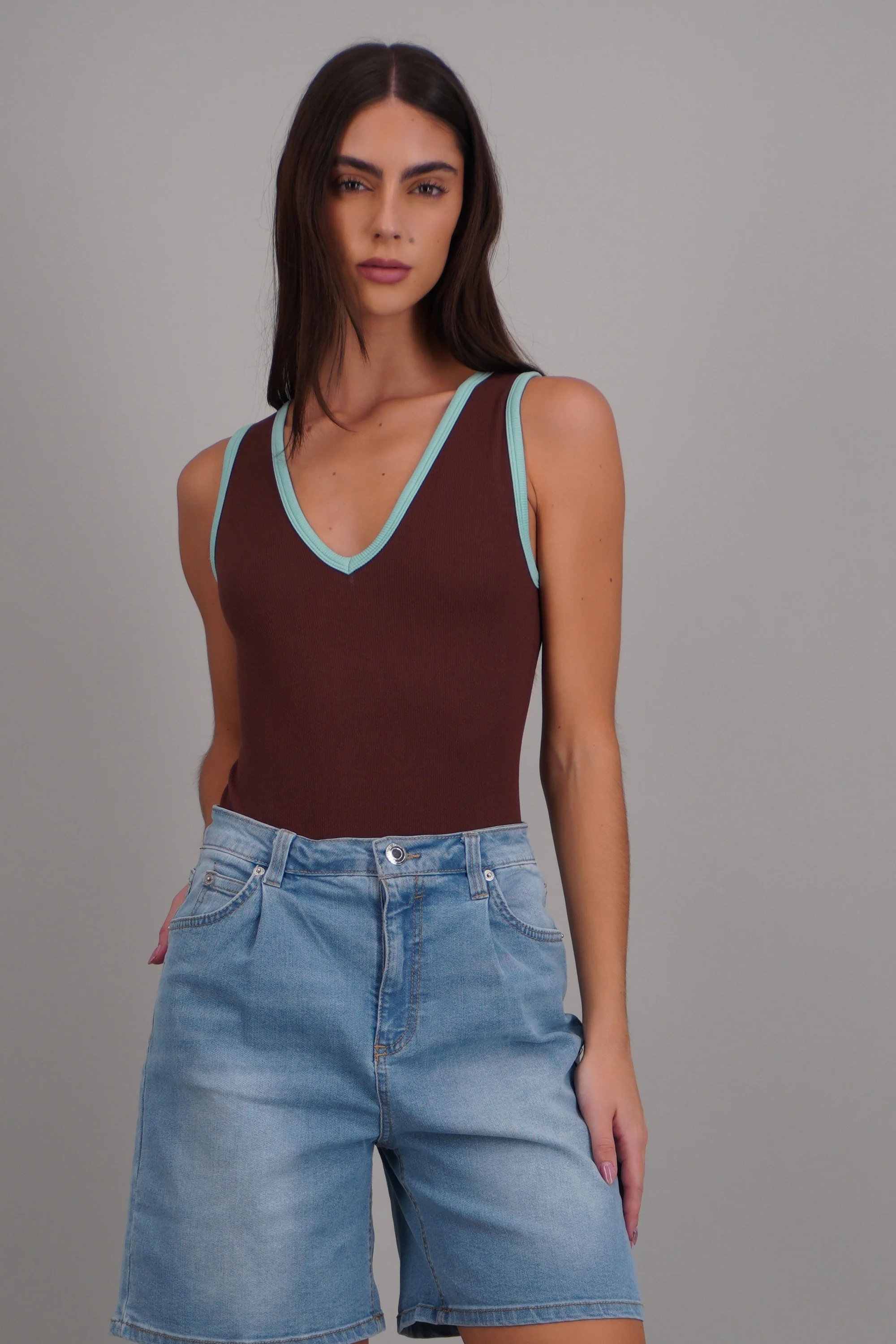 Bodysuit contrastes escote V