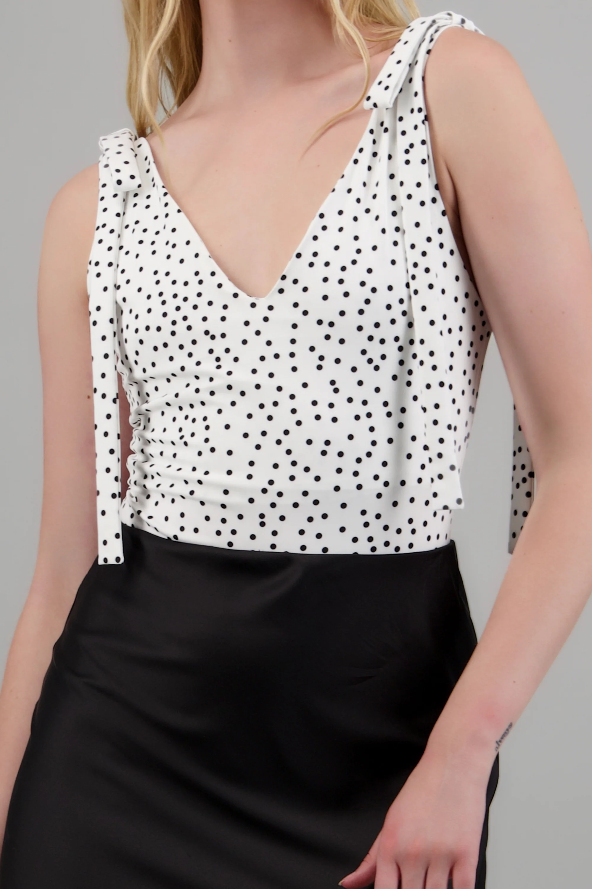 Bodysuit escote V detalle moños polka dots - Image 5