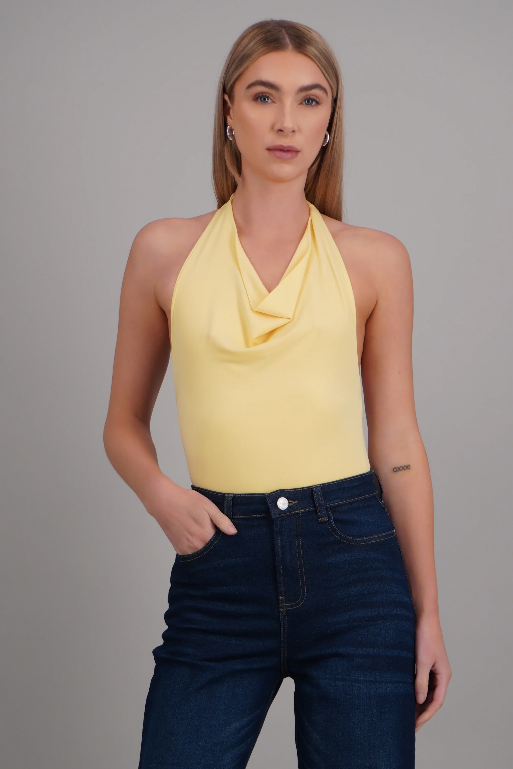 Bodysuit halter escote cascada drapeado