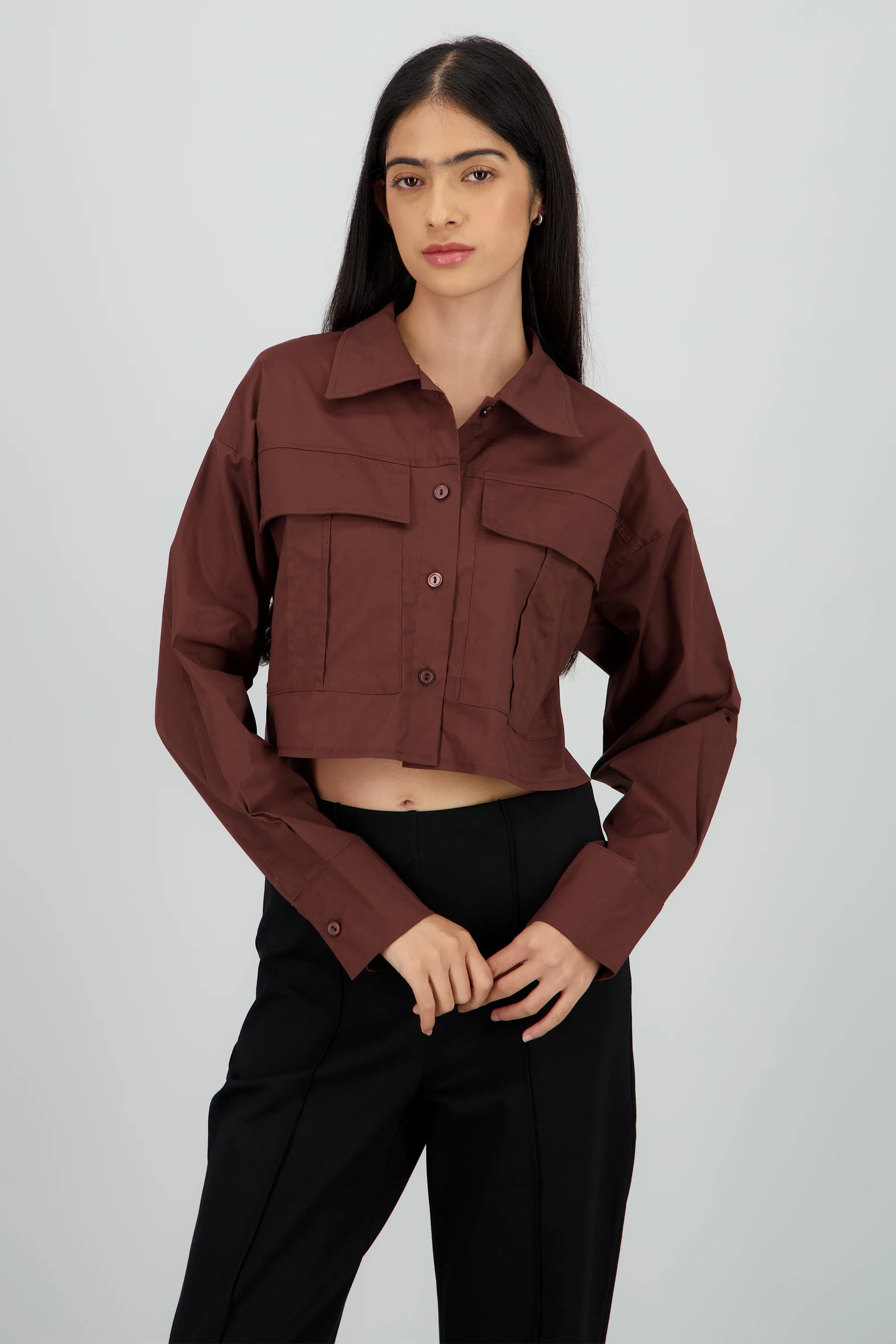 Camisa crop con bolsas cargo - Image 2