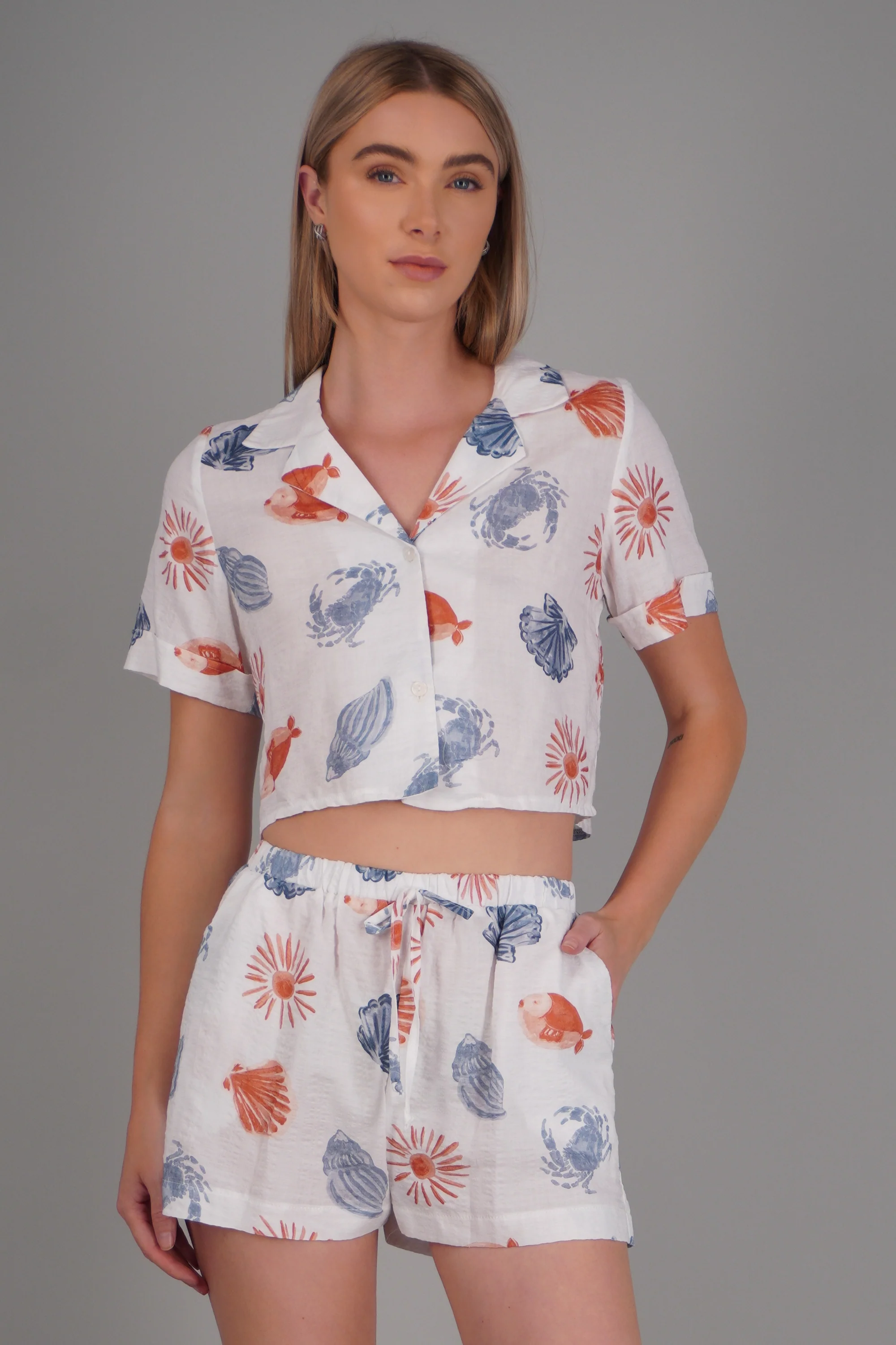 Camisa crop con estampado marino