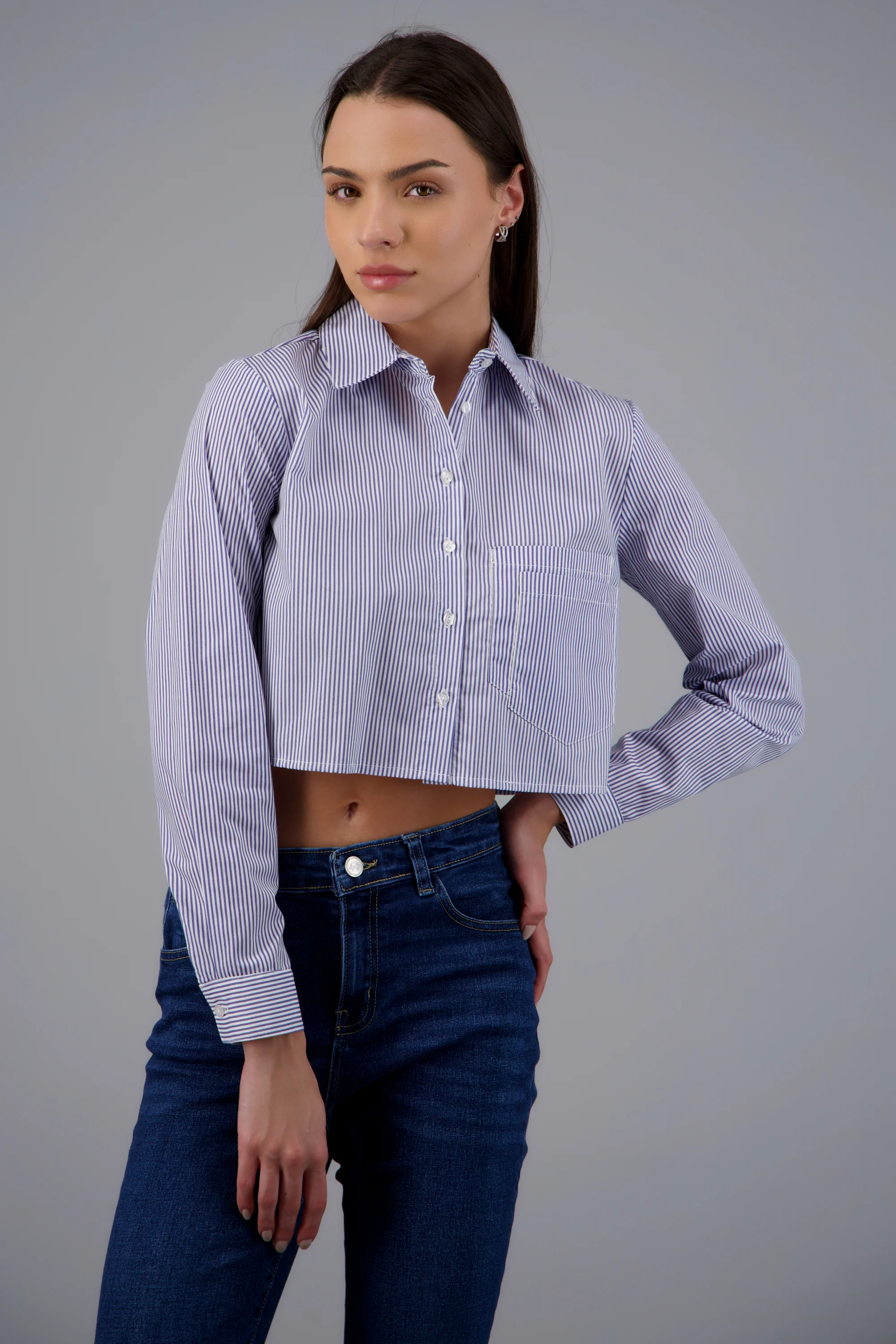 Camisa crop de rayas con doble bolsa - Image 3