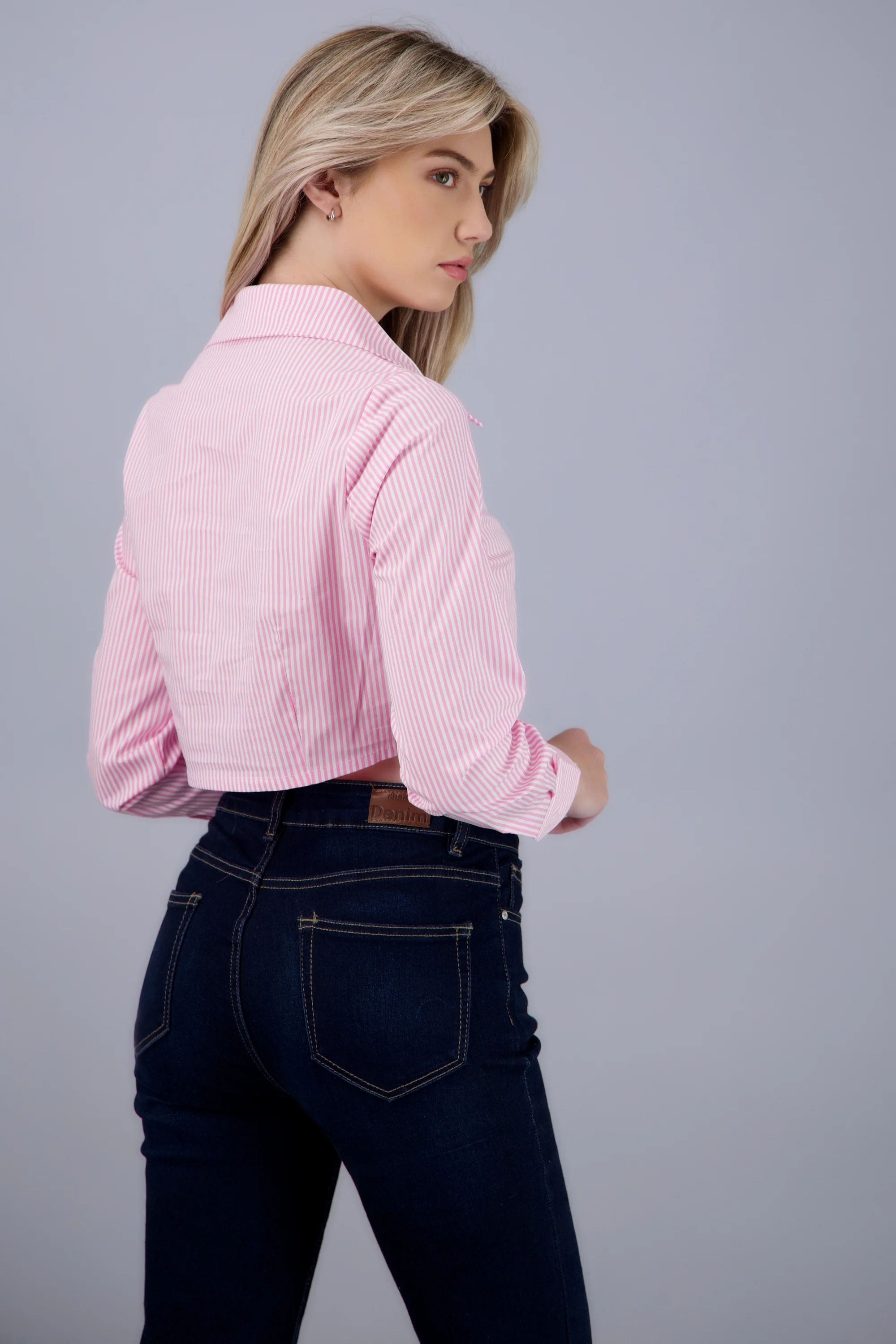 Camisa crop de rayas con pinzas - Image 4