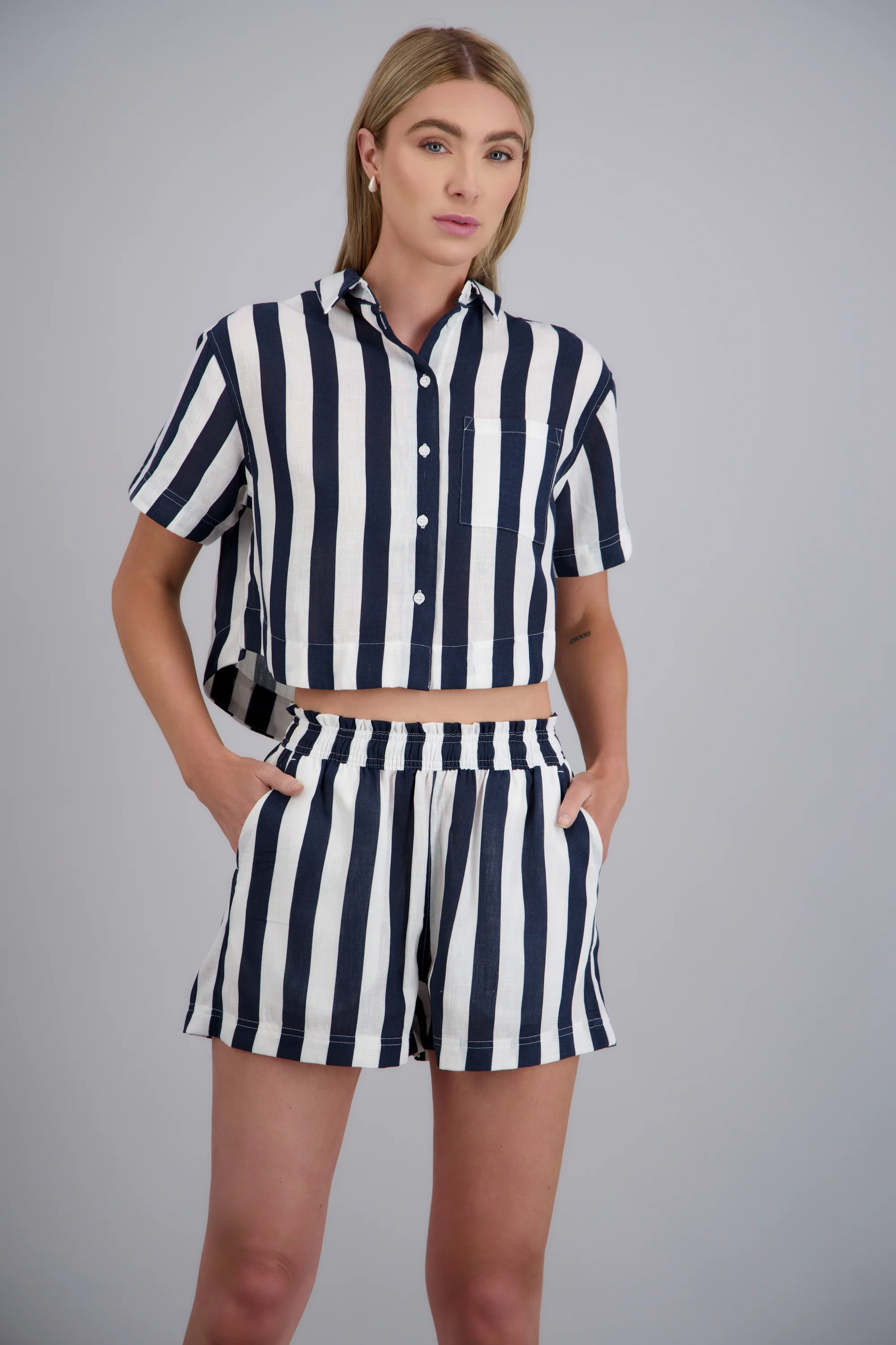 Camisa crop manga corta