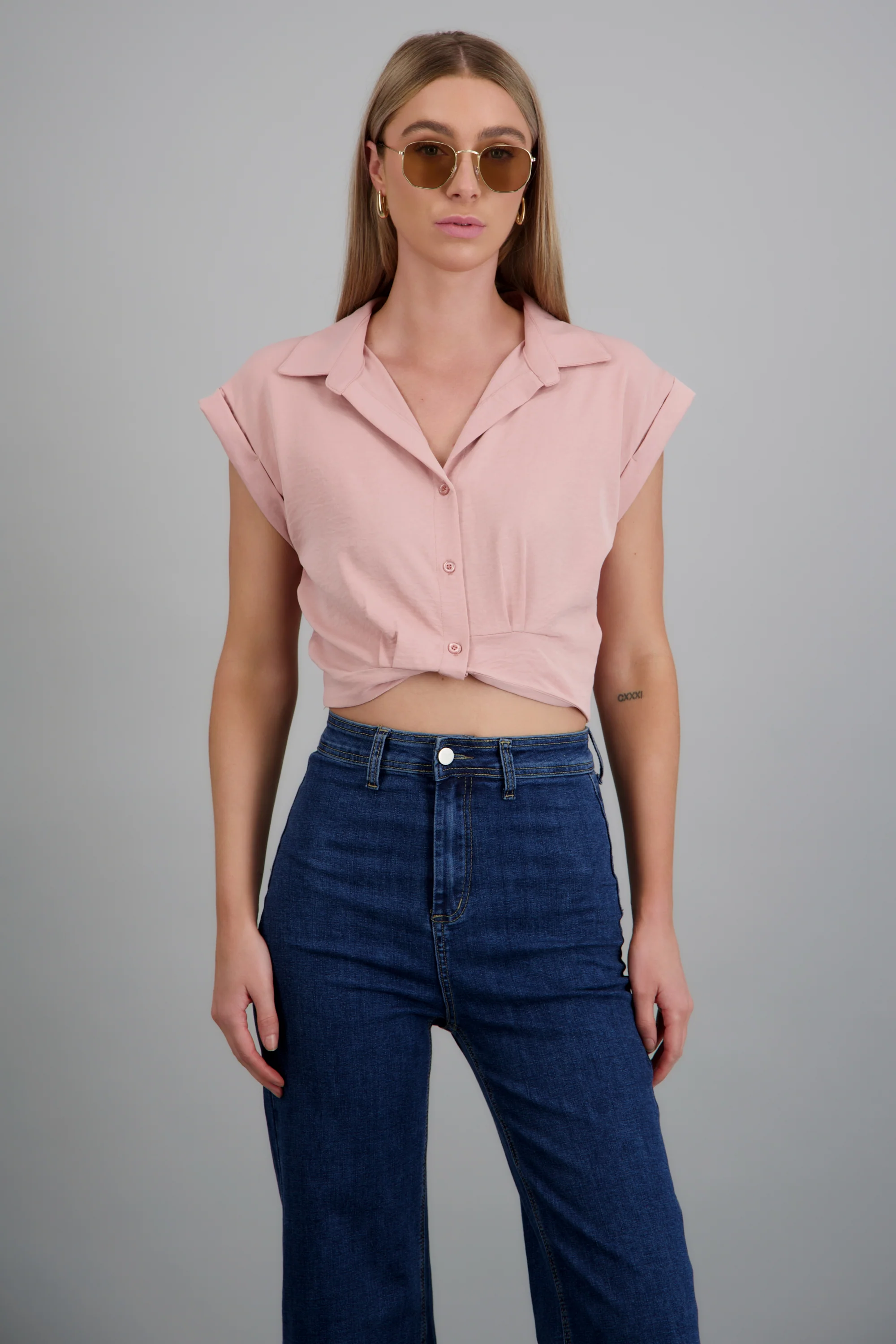 camisa crop manga corta