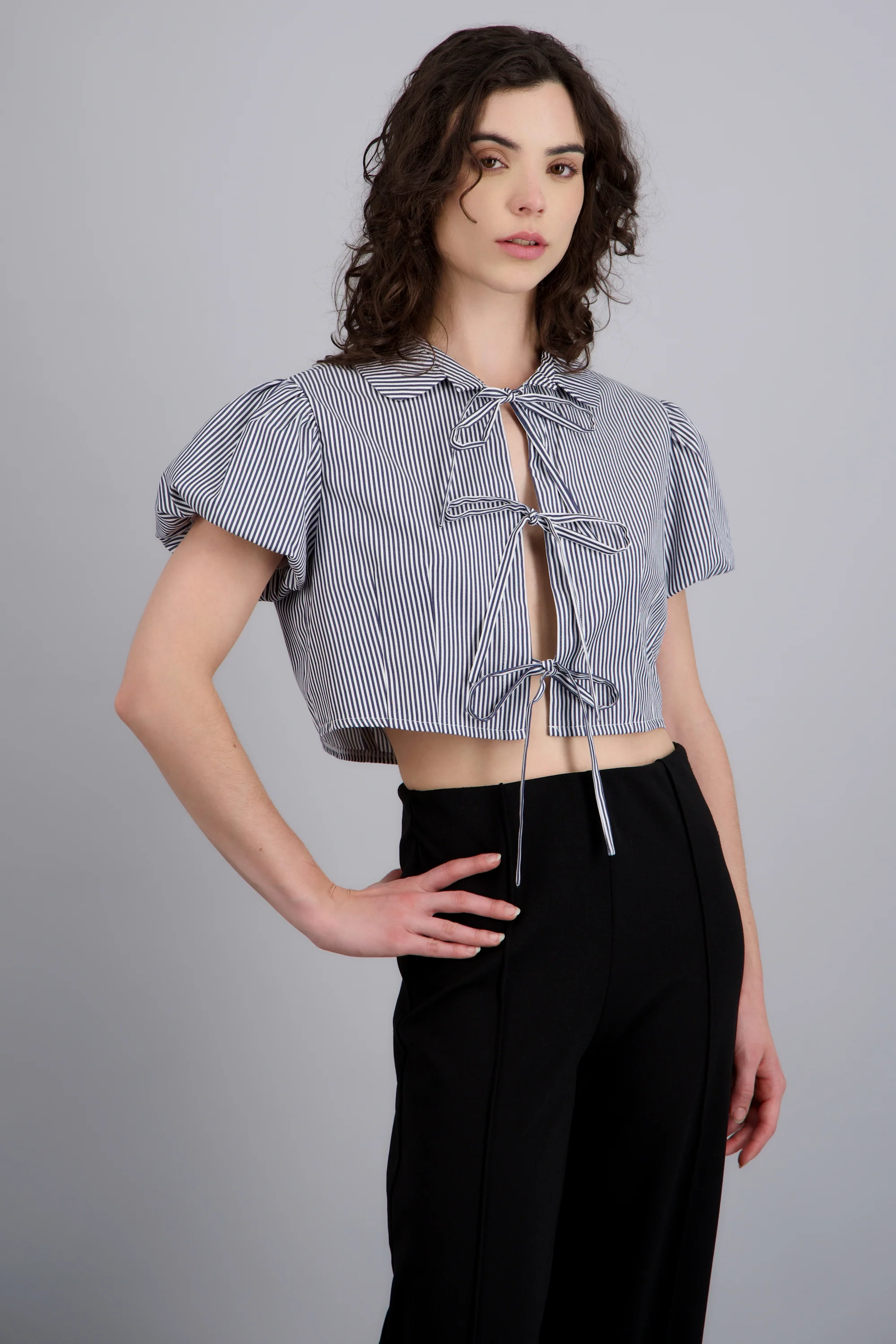 Camisa crop manga corta detalle moños
