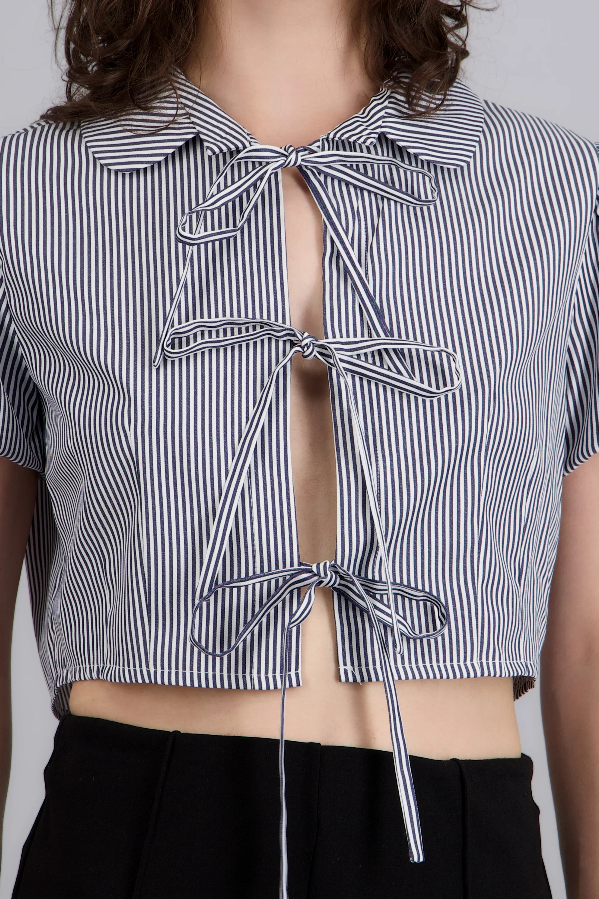 Camisa crop manga corta detalle moños - Image 5