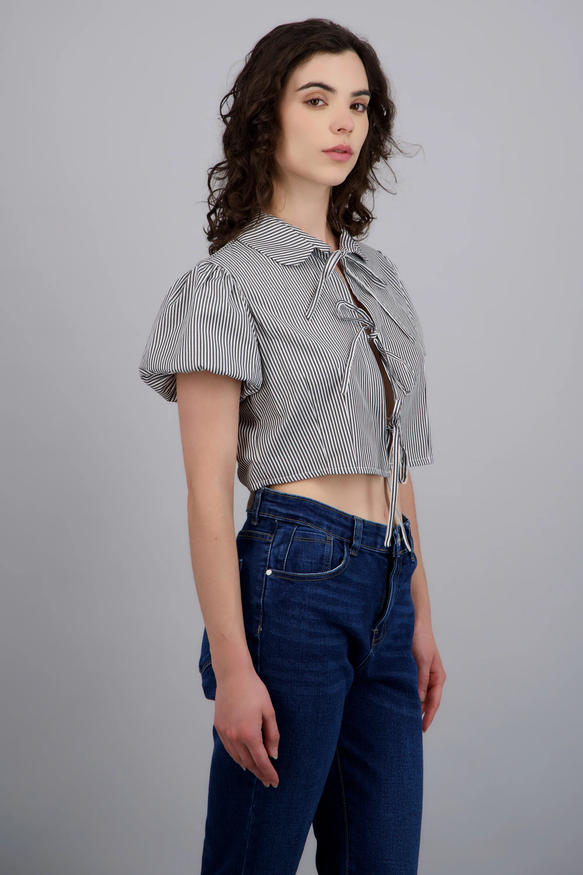 Camisa crop manga corta detalle moños - Image 2