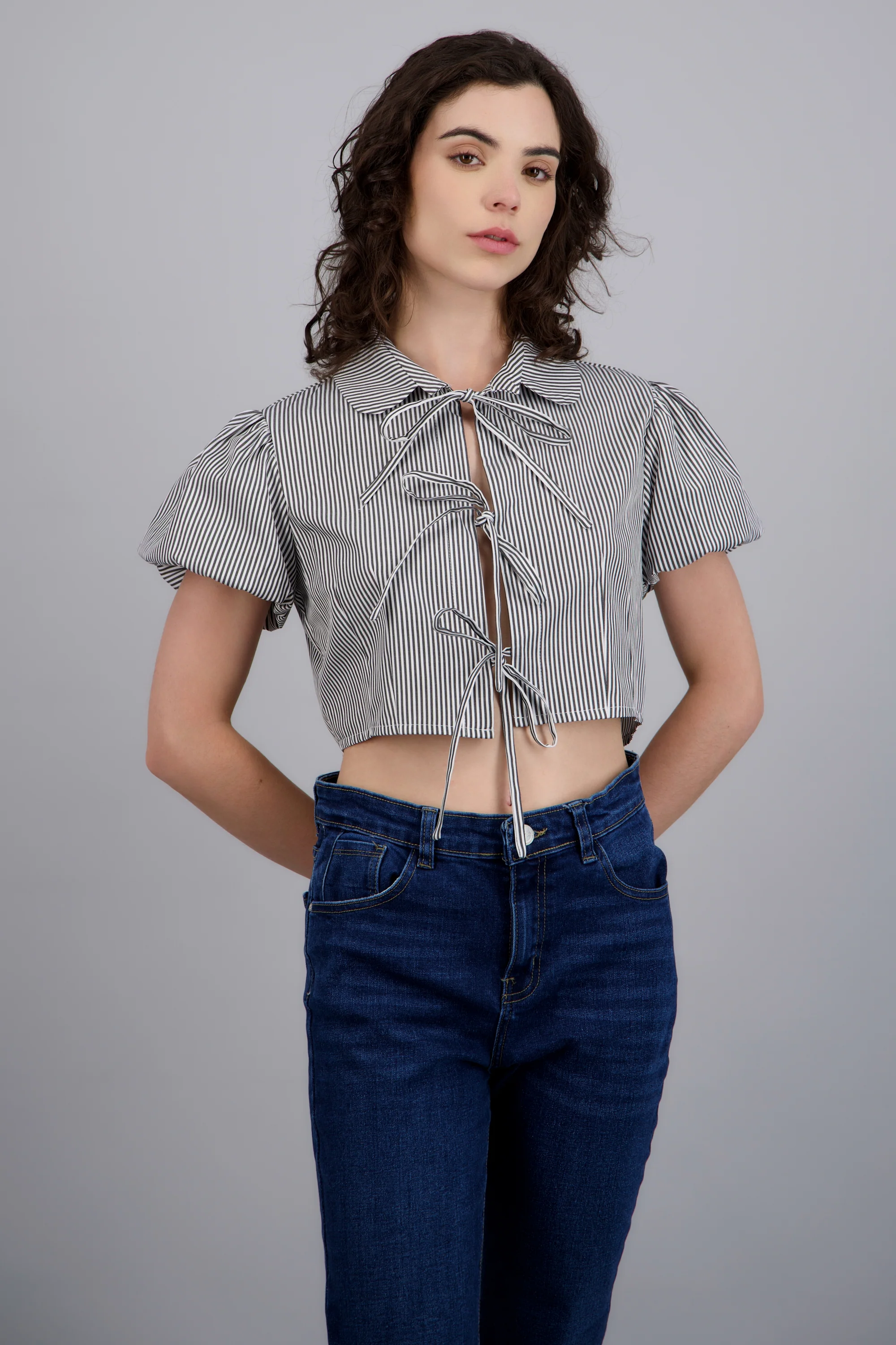 Camisa crop manga corta detalle moños - Image 3