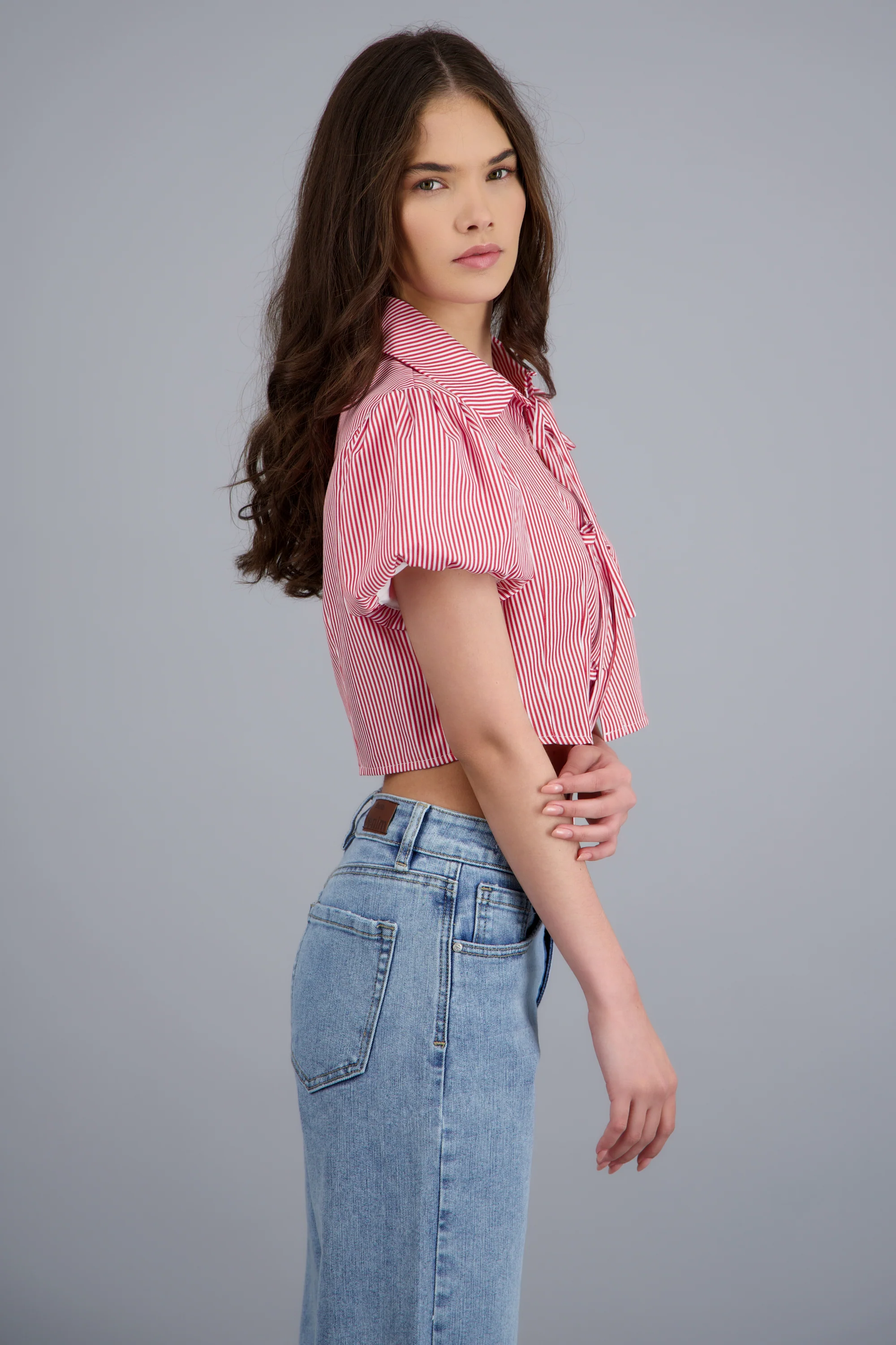 Camisa crop manga corta detalle moños - Image 2