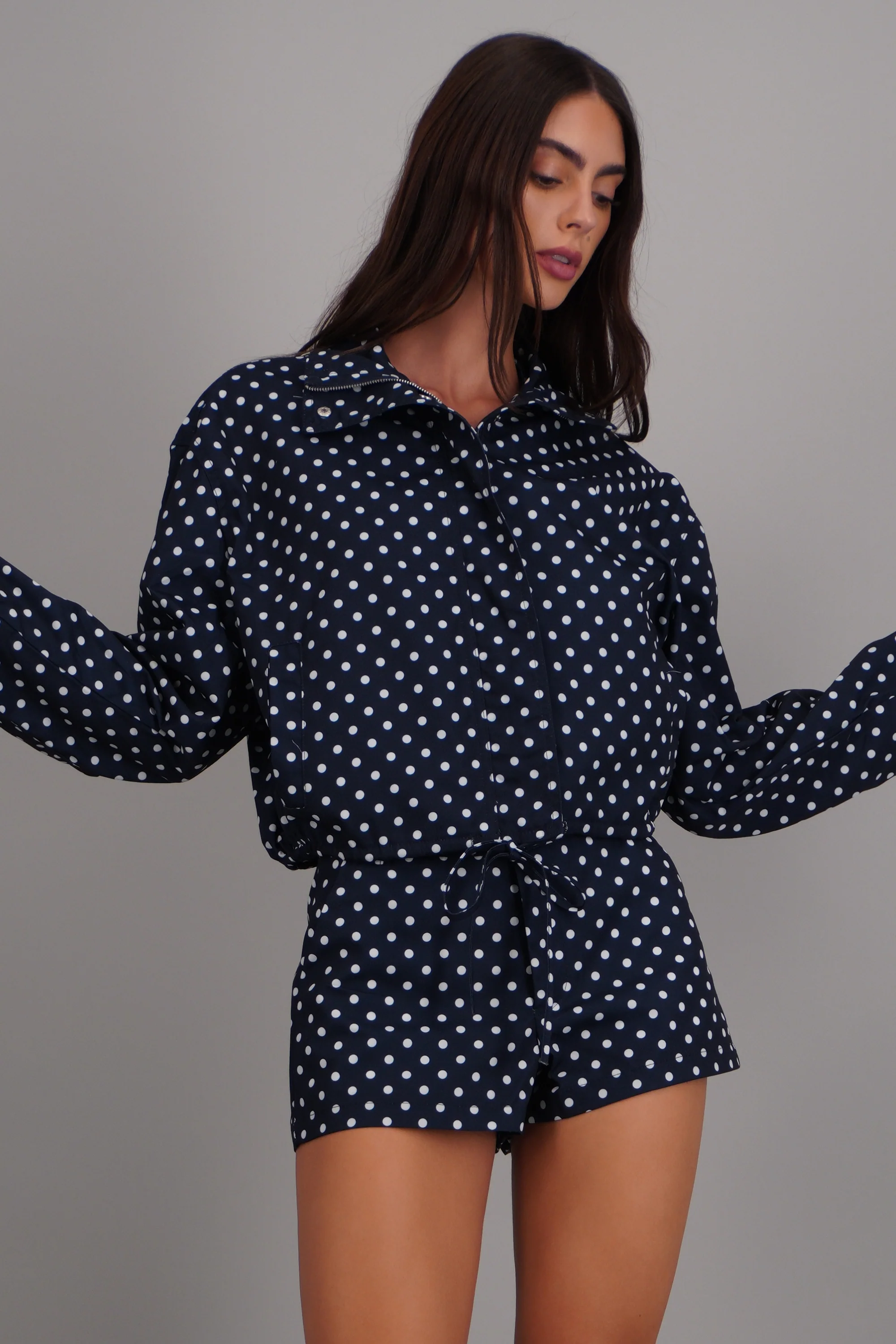 Chamarra ligera polkadots con cuello alto
