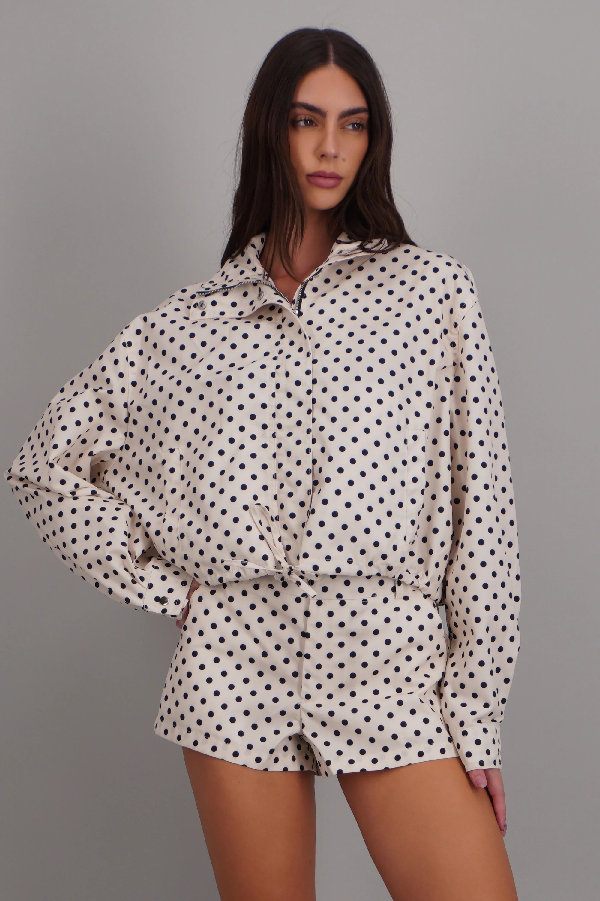 Chamarra ligera polkadots con cuello alto - Image 3