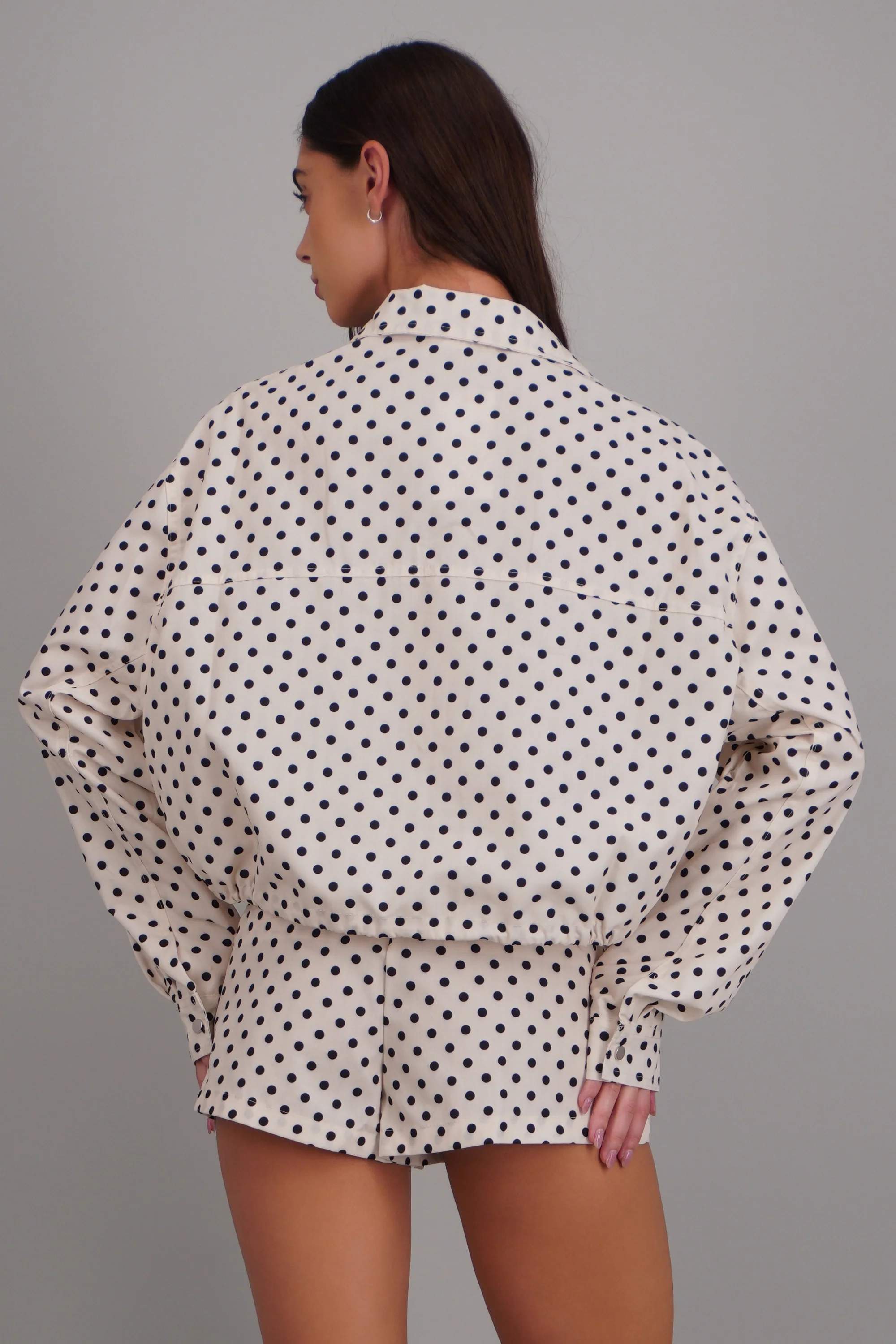 Chamarra ligera polkadots con cuello alto - Image 4