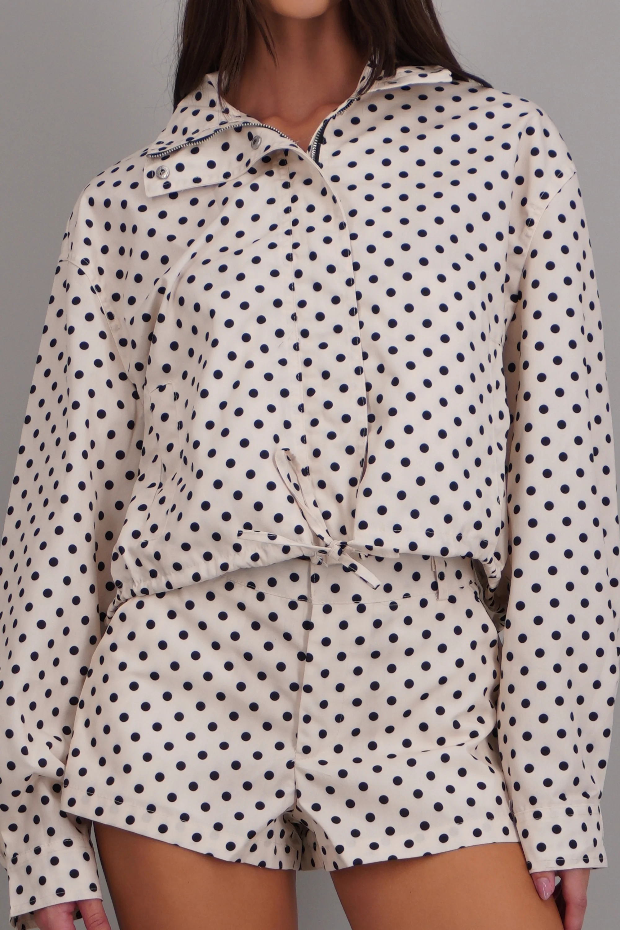 Chamarra ligera polkadots con cuello alto - Image 5