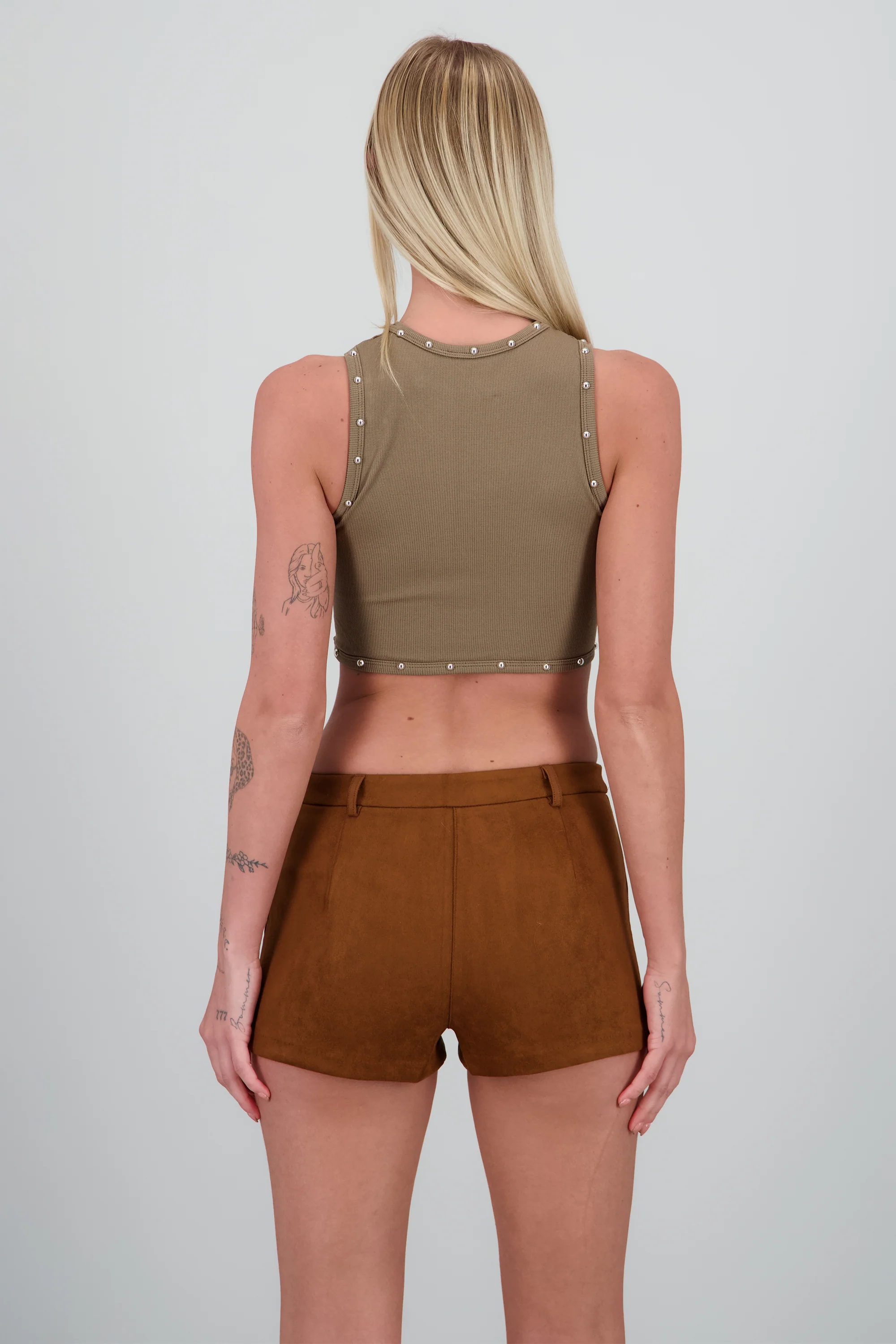 Crop top sin mangas detalle estoperoles - Image 9