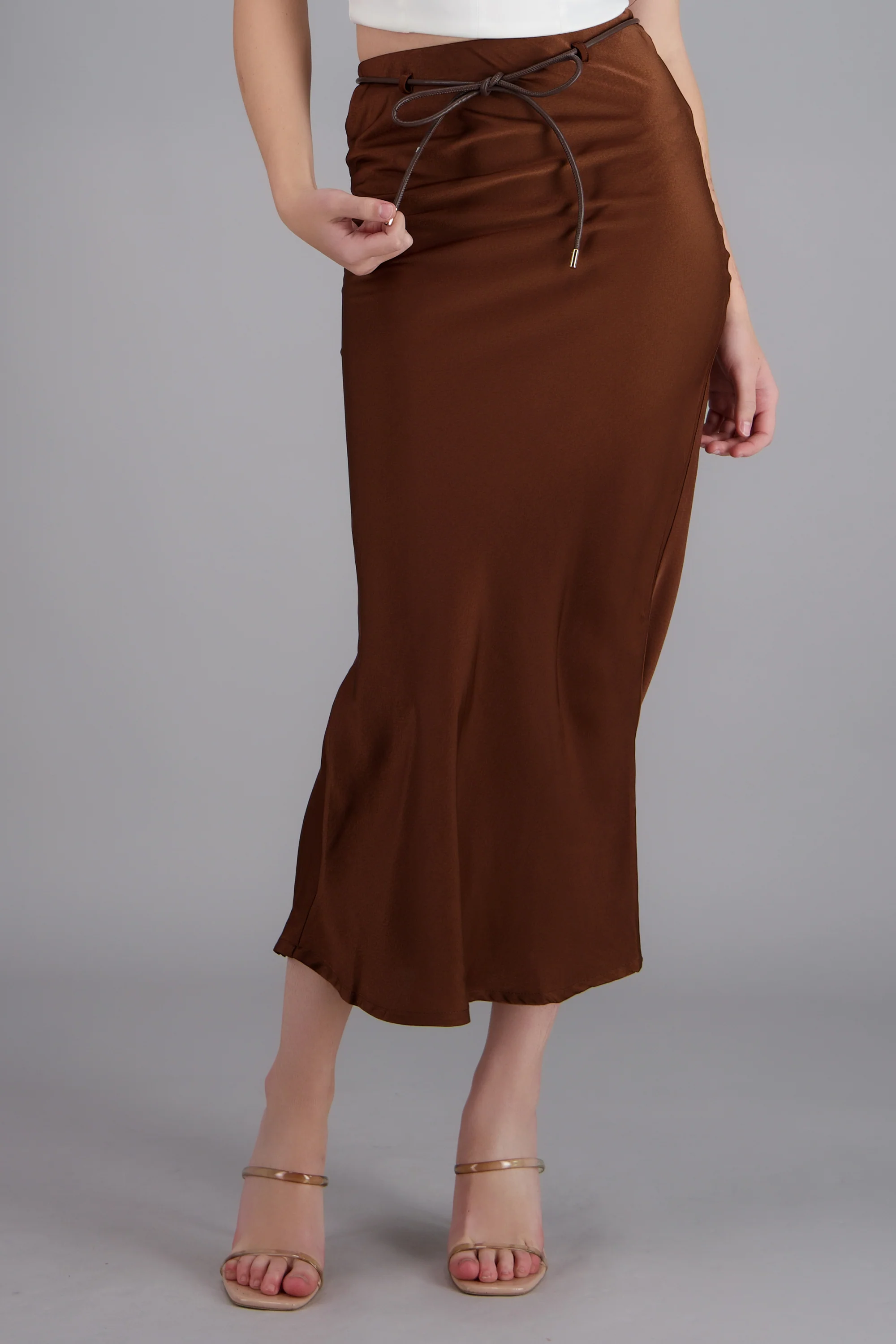 Falda midi lisa satin con cinturón - Image 5