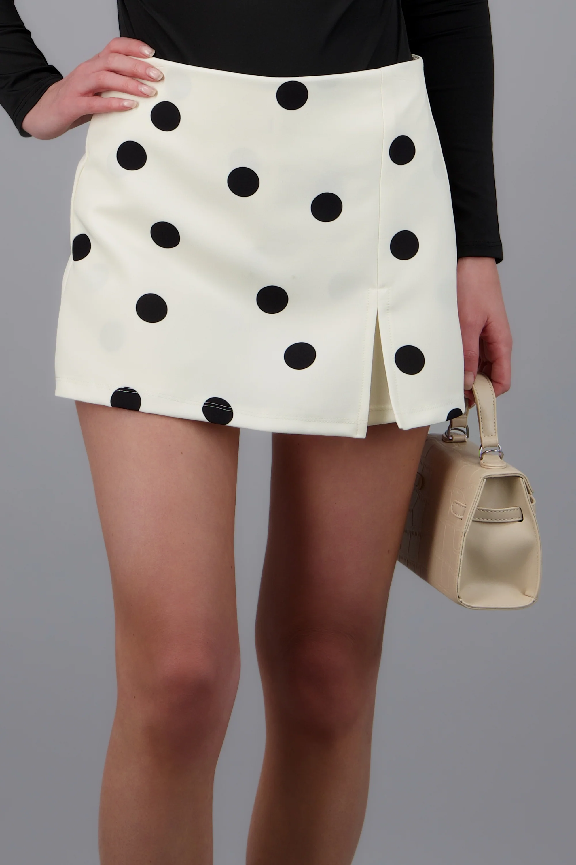 Falda mini polka dots detalle abertura - Image 5