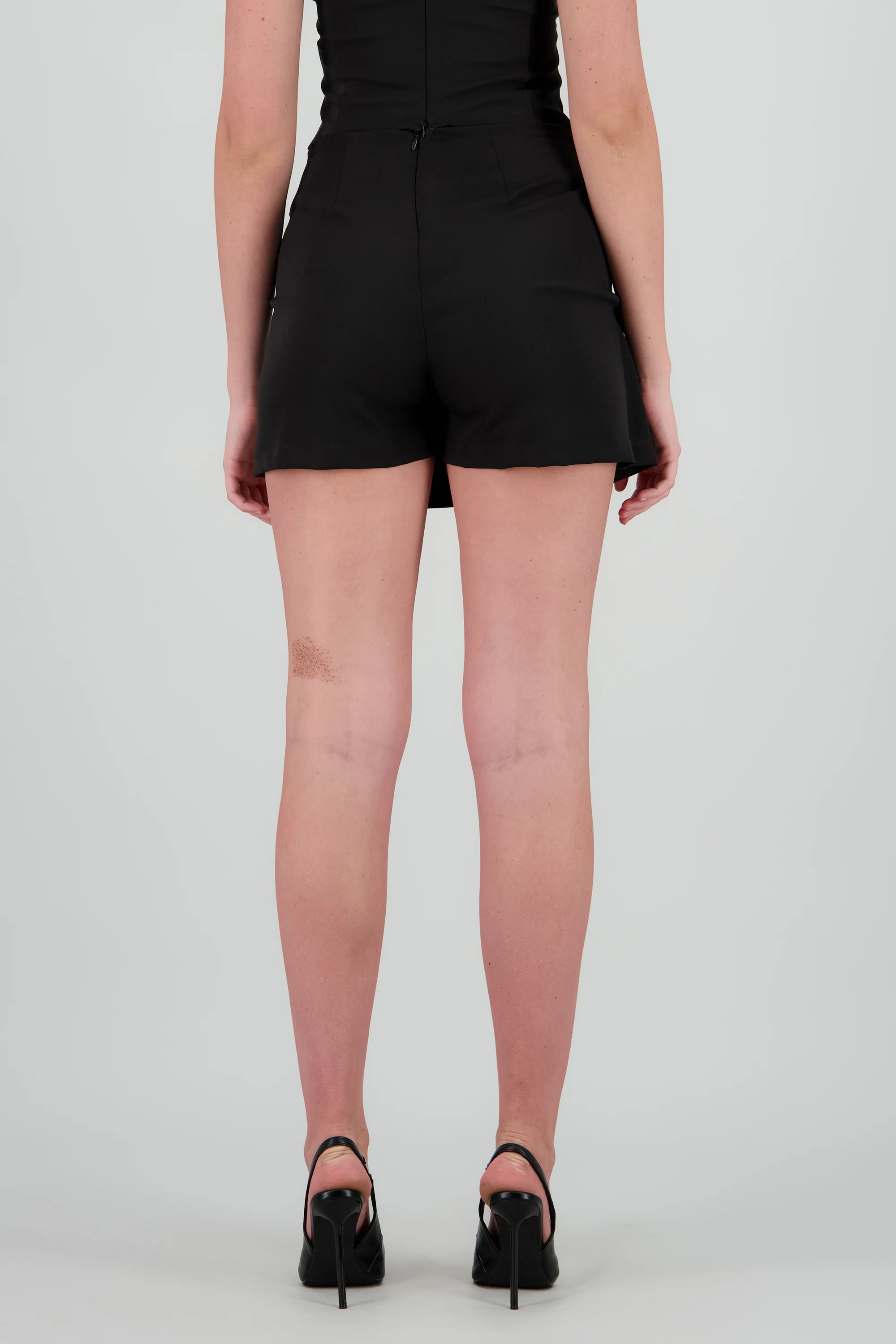 Falda short mini detalle cinturones - Image 4