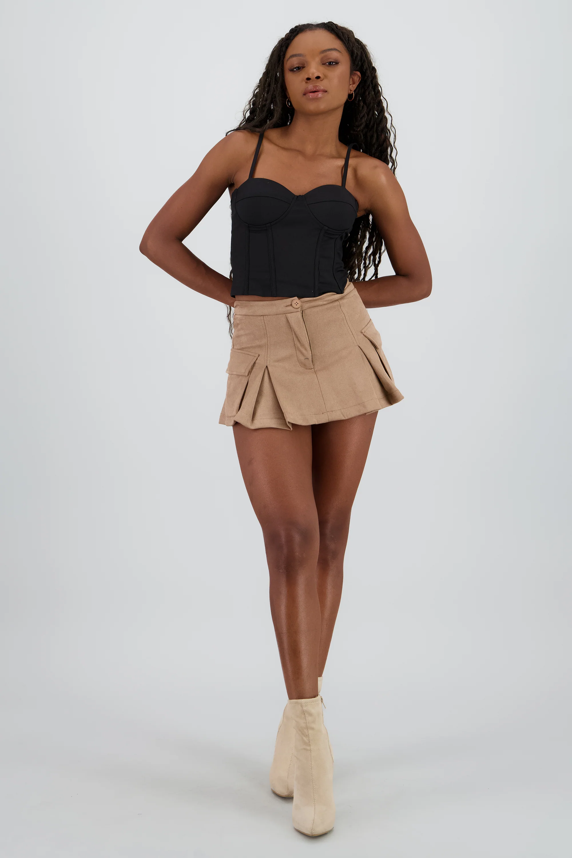 Falda short tableada gamuza