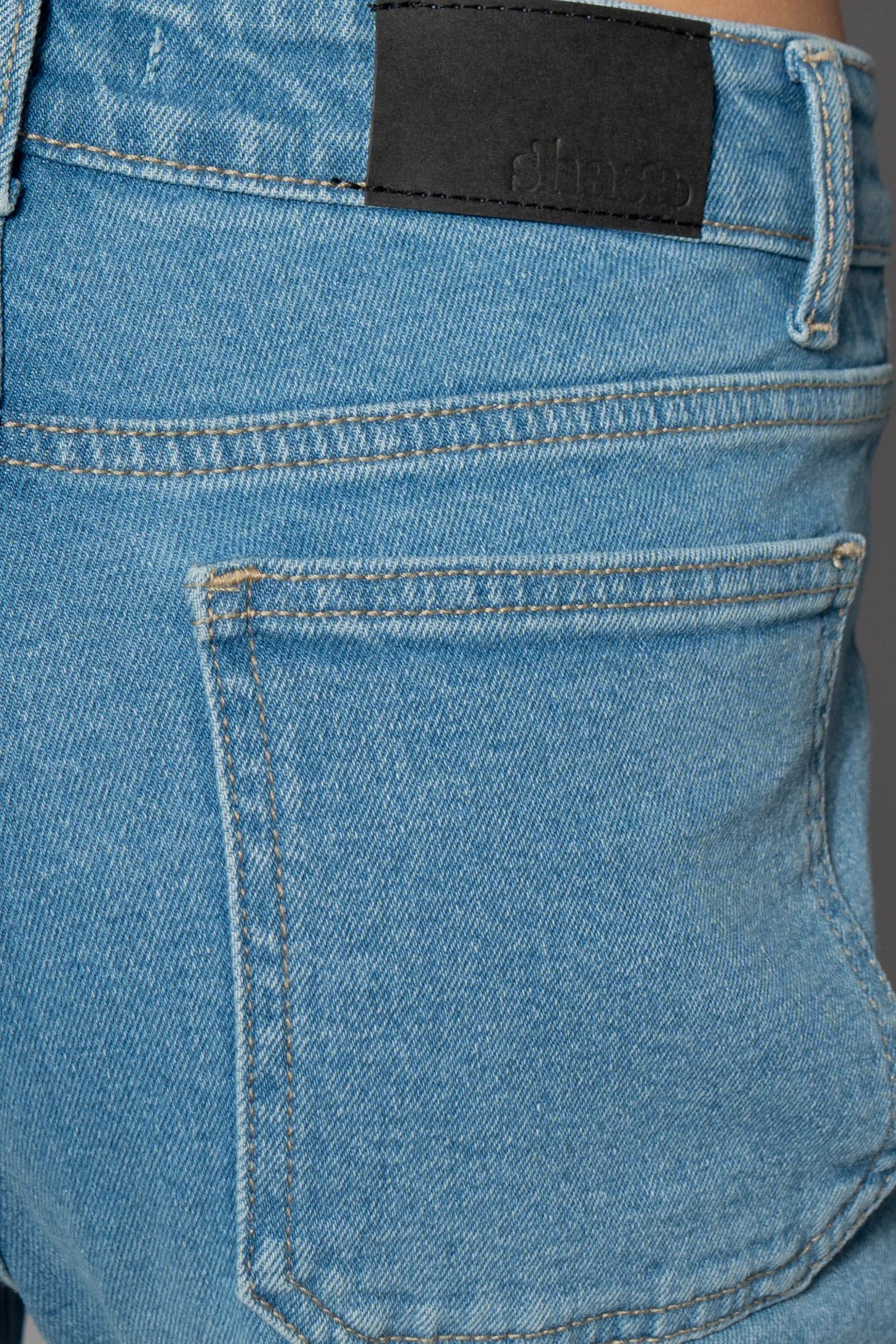 Jeans cropped bolsas parche - Image 2