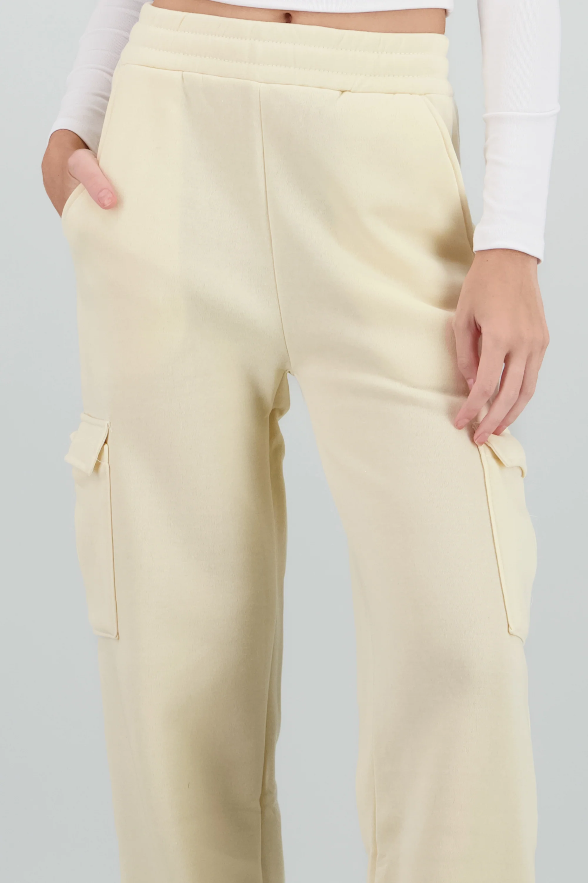 Jogger amplio con bolsas cargo - Image 5
