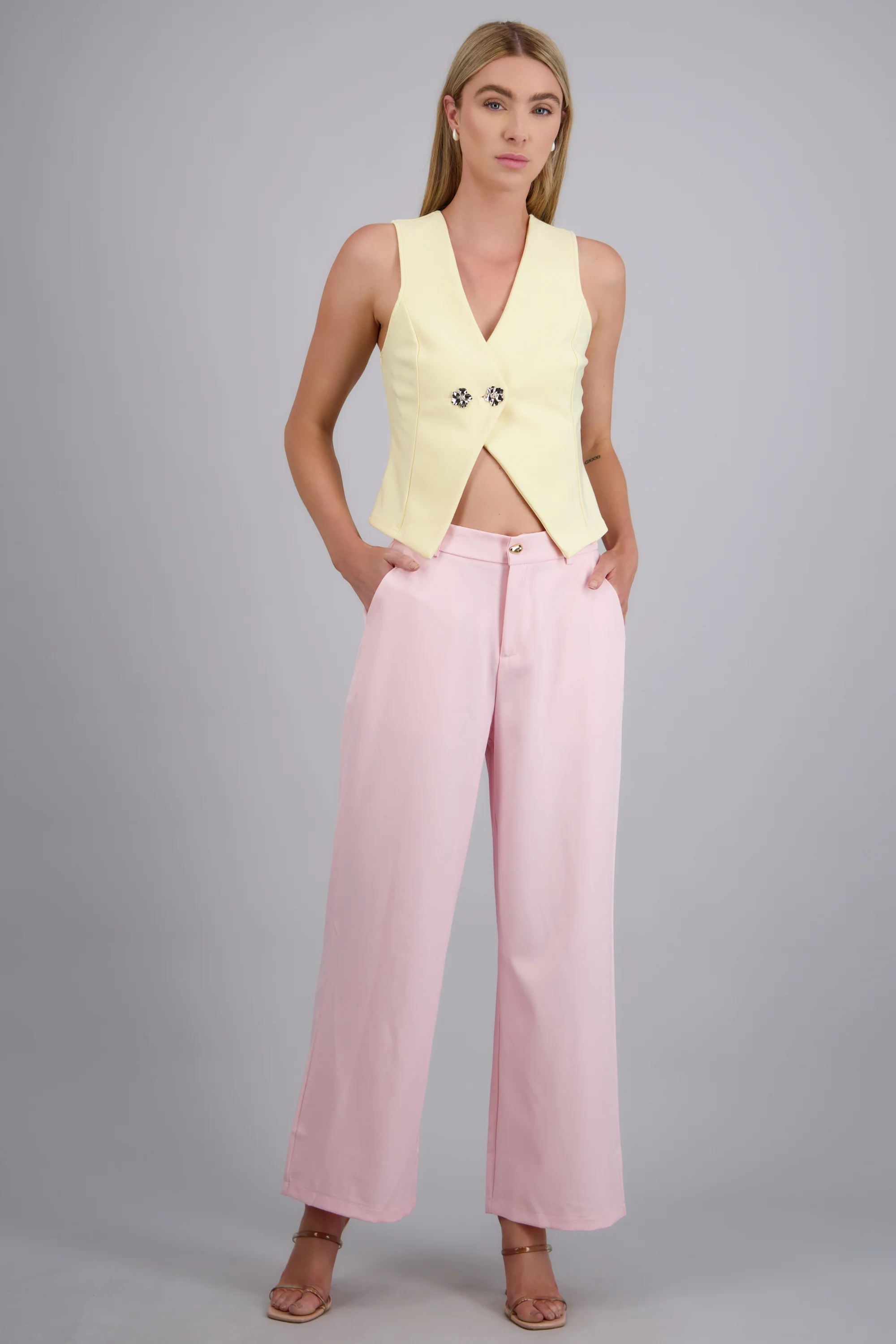 Pantalón amplio con bolsas