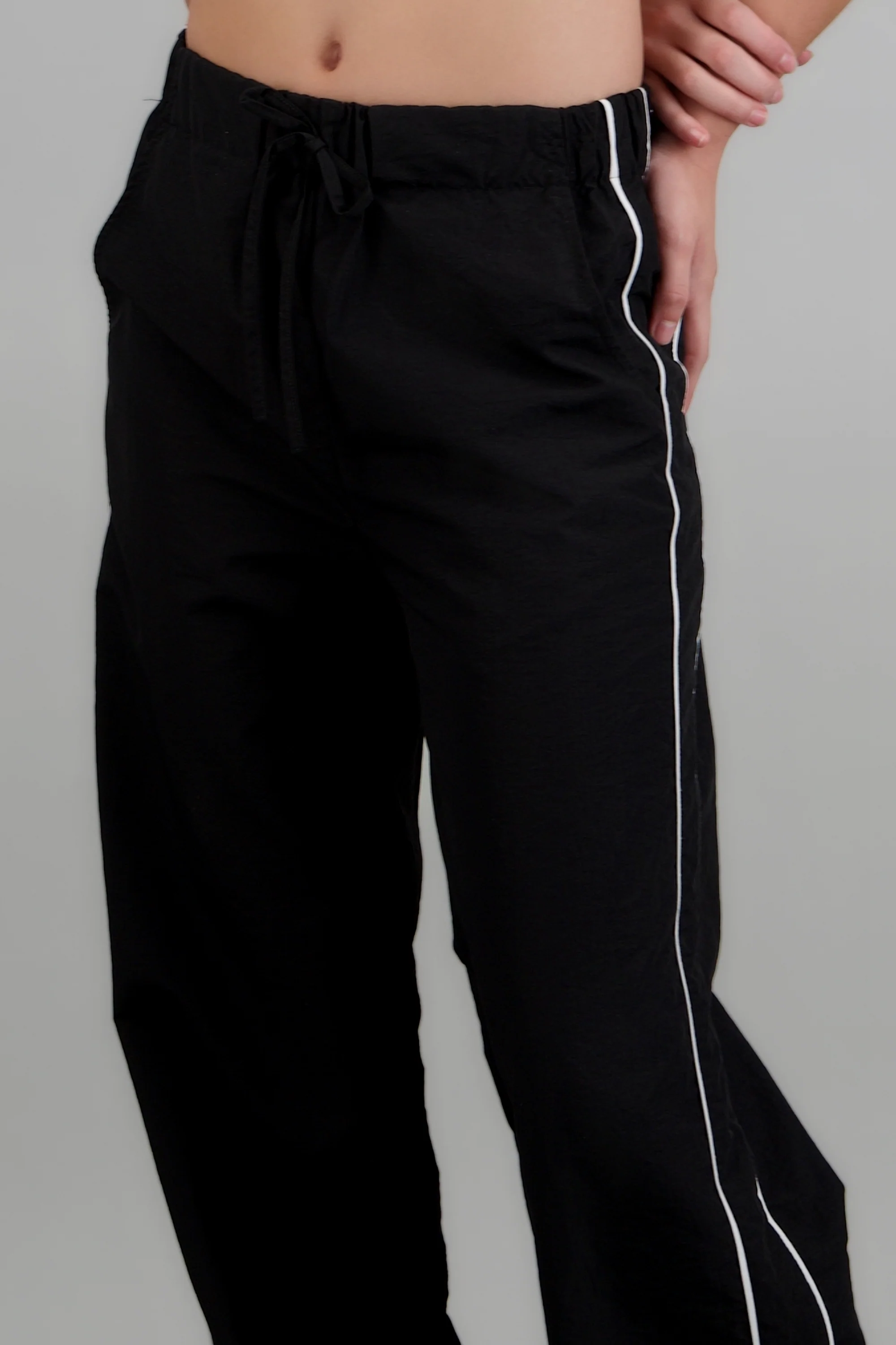 Pantalon amplio contraste linea costado - Image 5