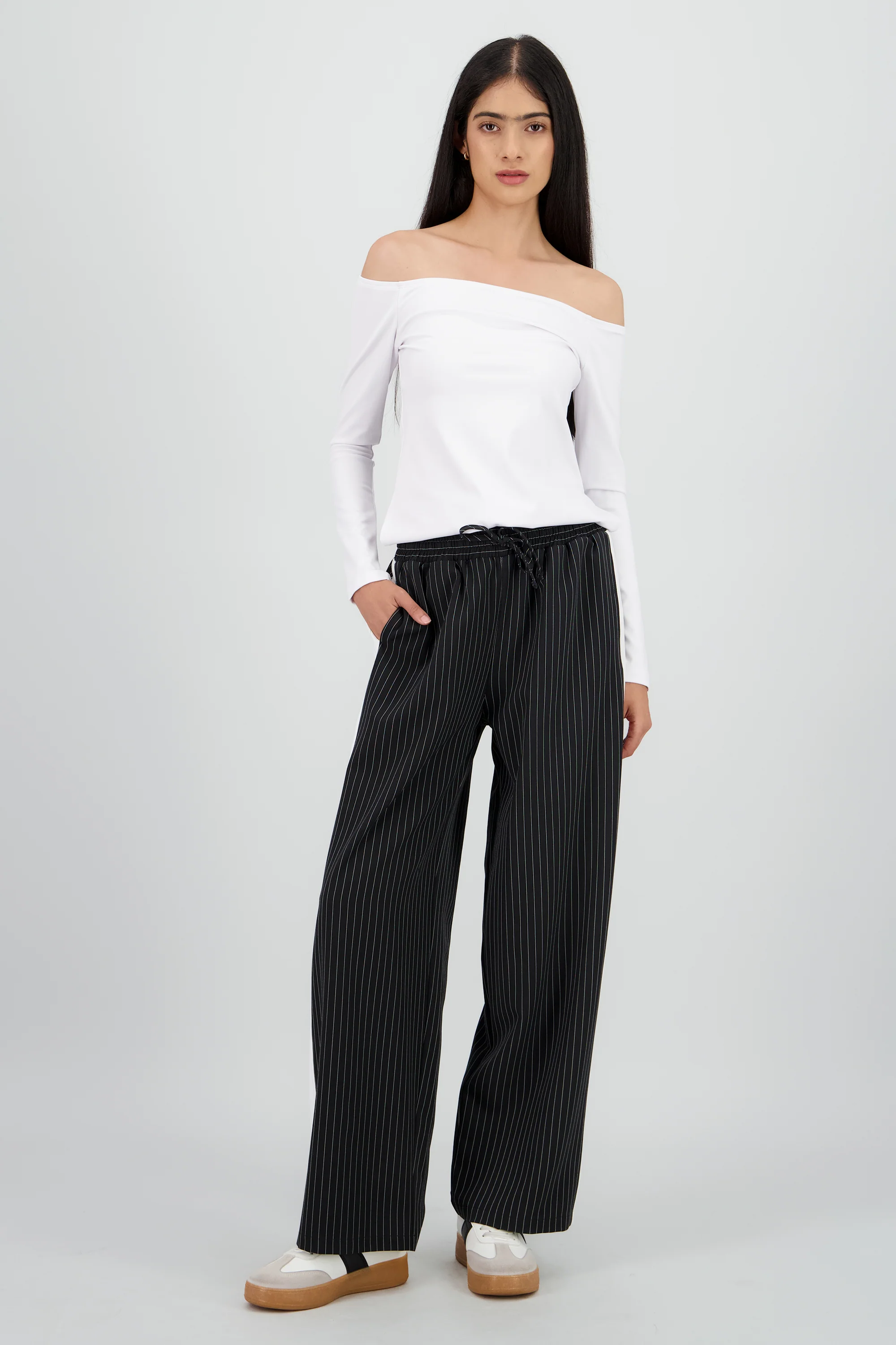 Pantalon amplio det raya a contraste