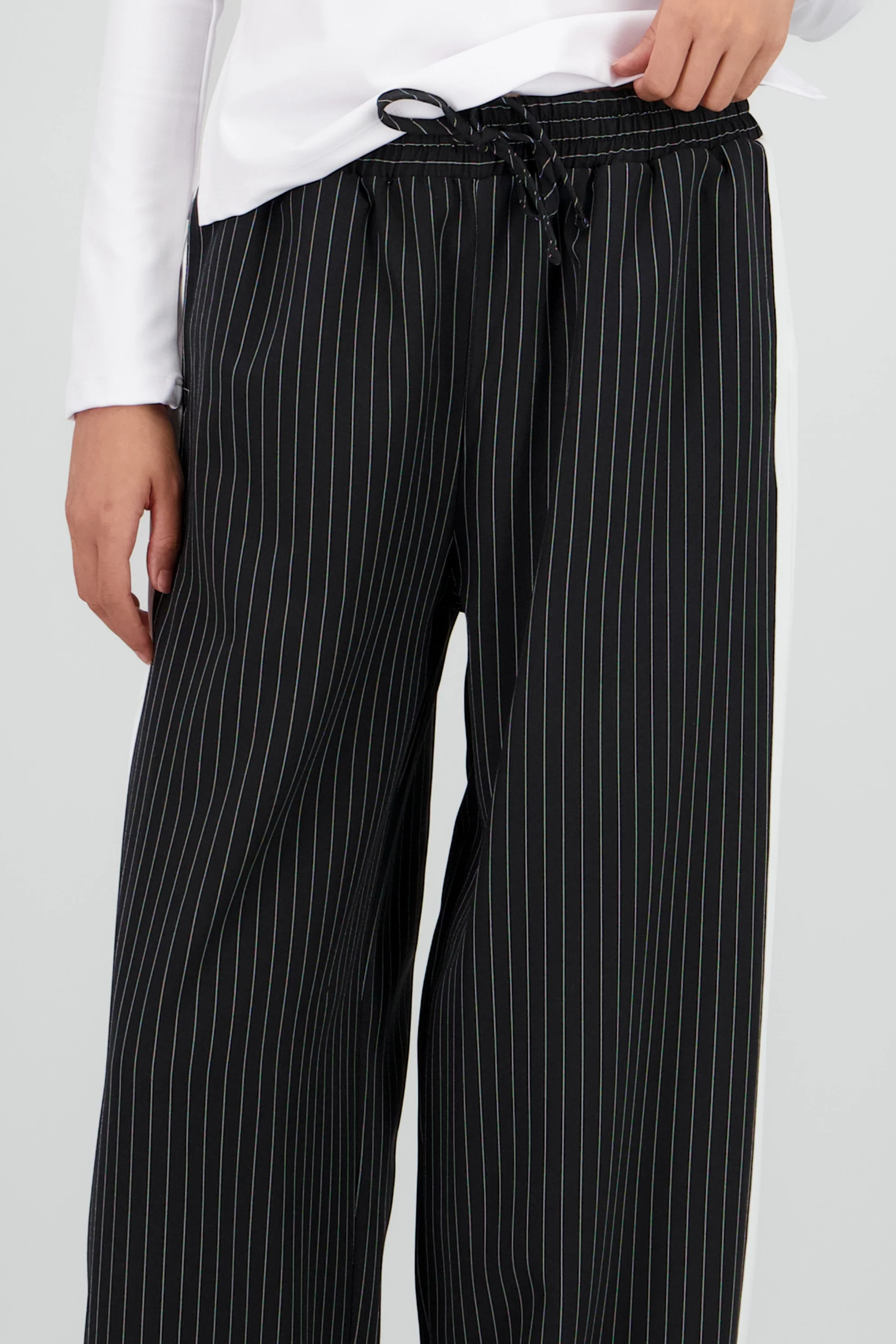 Pantalon amplio det raya a contraste - Image 5